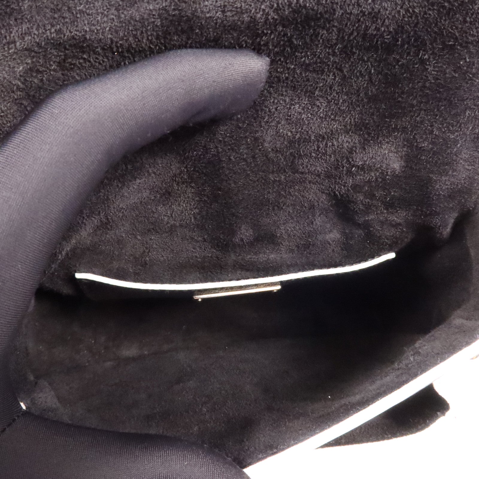 Miu Miu 牛皮皮革Shoulder Bag銀扣肩背袋