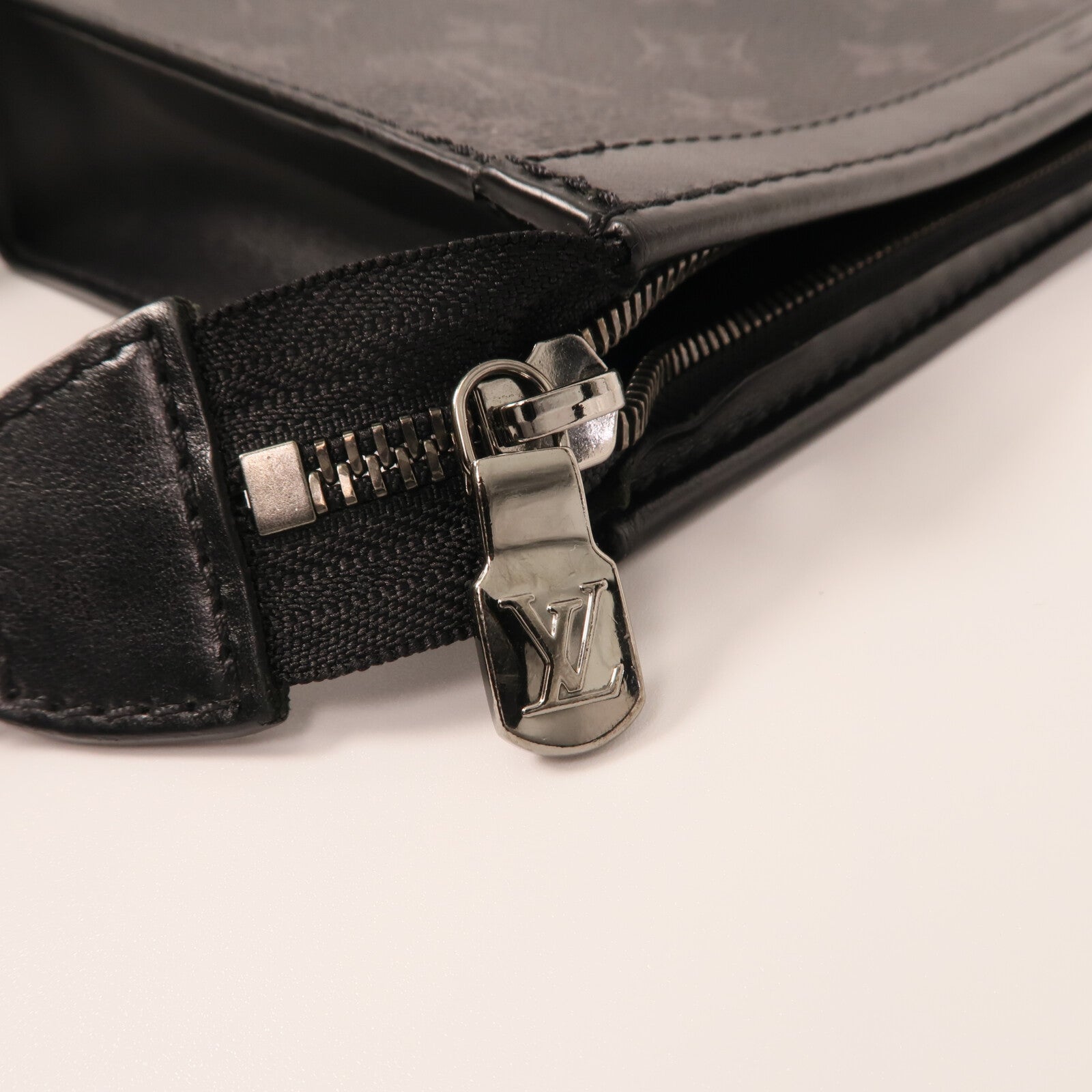 LOUIS VUITTON Monogram Eclipse Gaston銀扣肩背袋