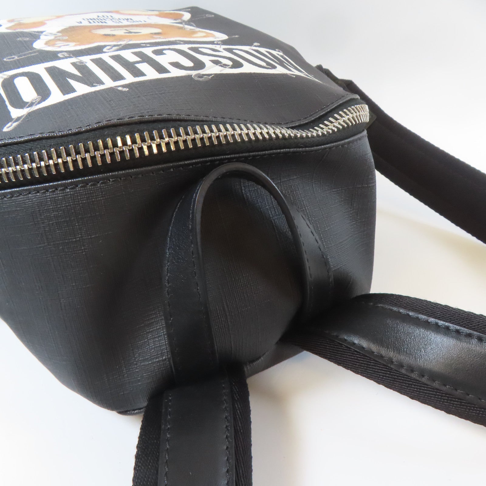 MOSCHINO 塗層帆布Backpack銀扣背包黑色