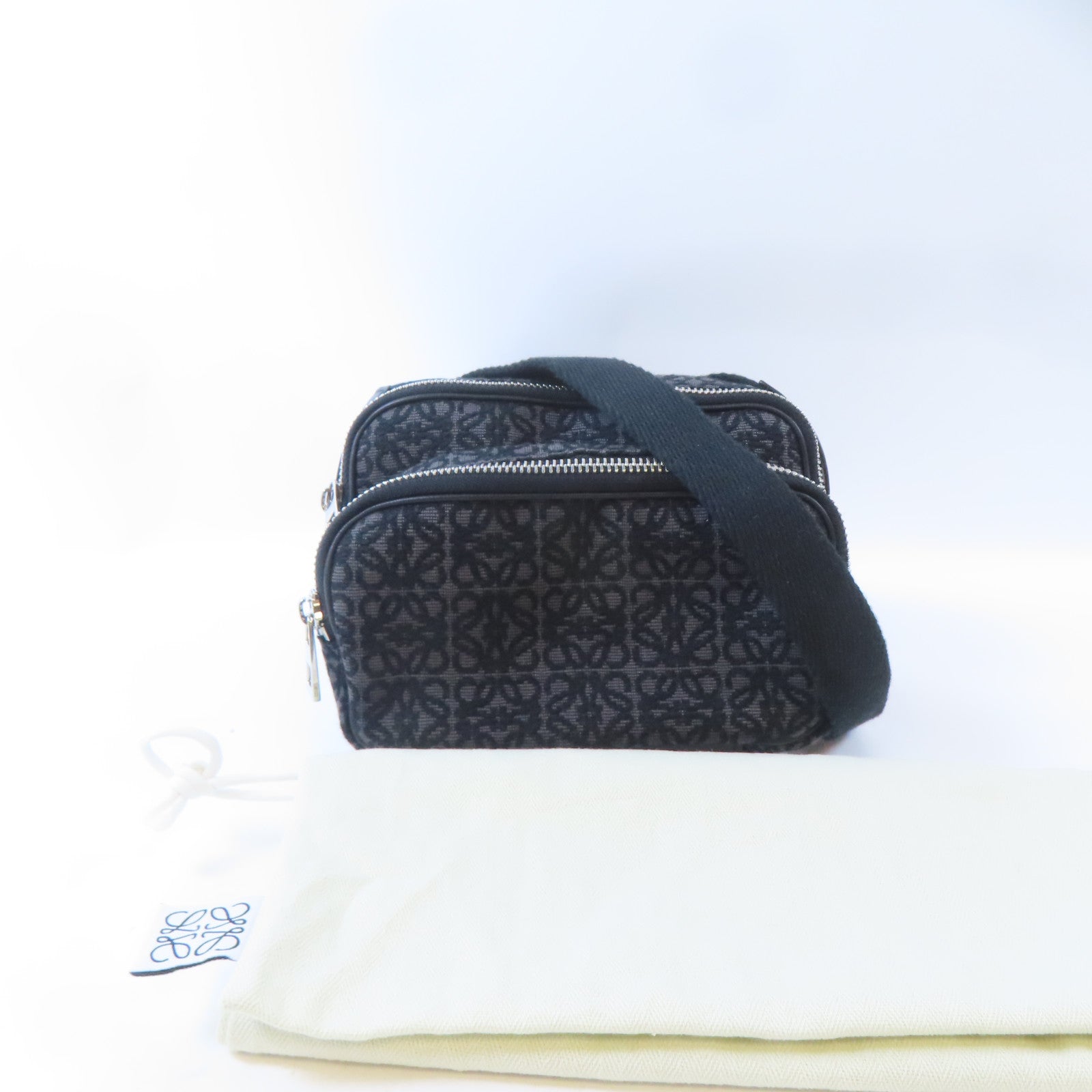 LOEWE 帆布Mini Anagram Camera銀扣肩背袋黑色