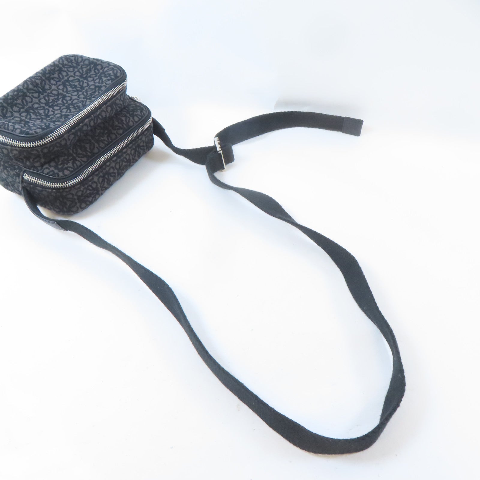 LOEWE 帆布Mini Anagram Camera銀扣肩背袋黑色