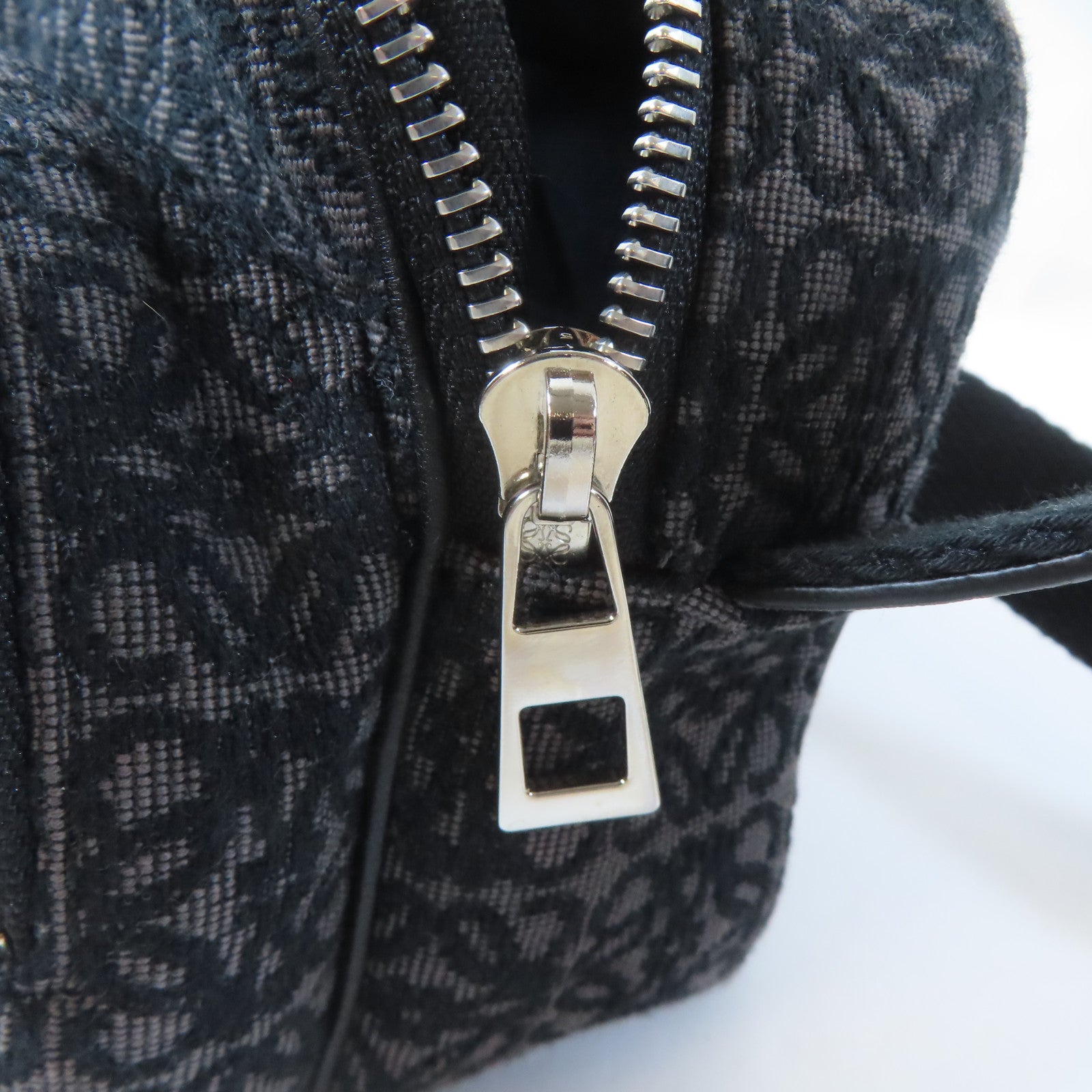 LOEWE 帆布Mini Anagram Camera銀扣肩背袋黑色