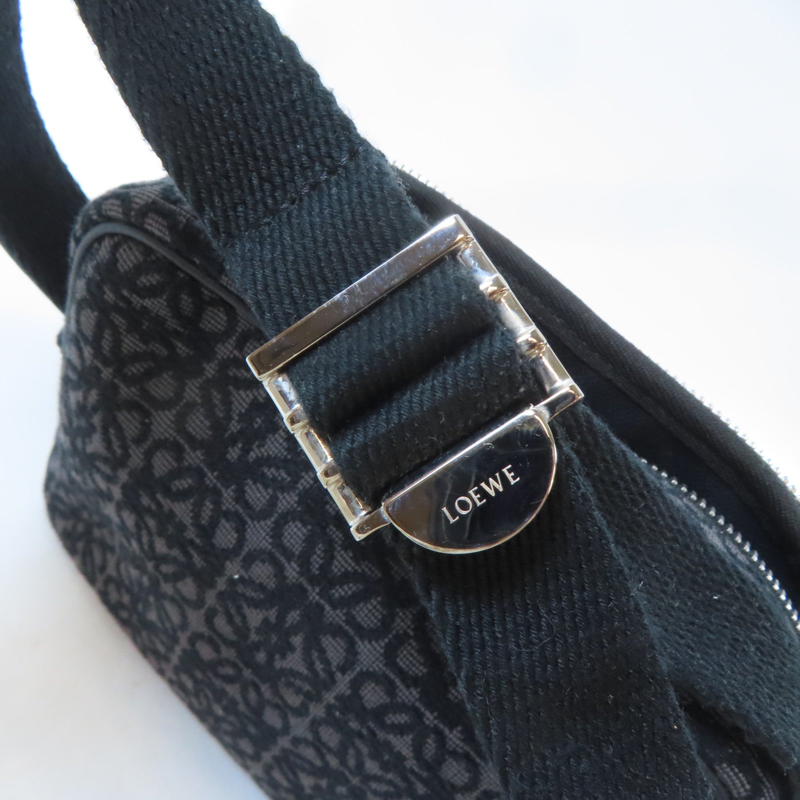 LOEWE 帆布Mini Anagram Camera銀扣肩背袋黑色
