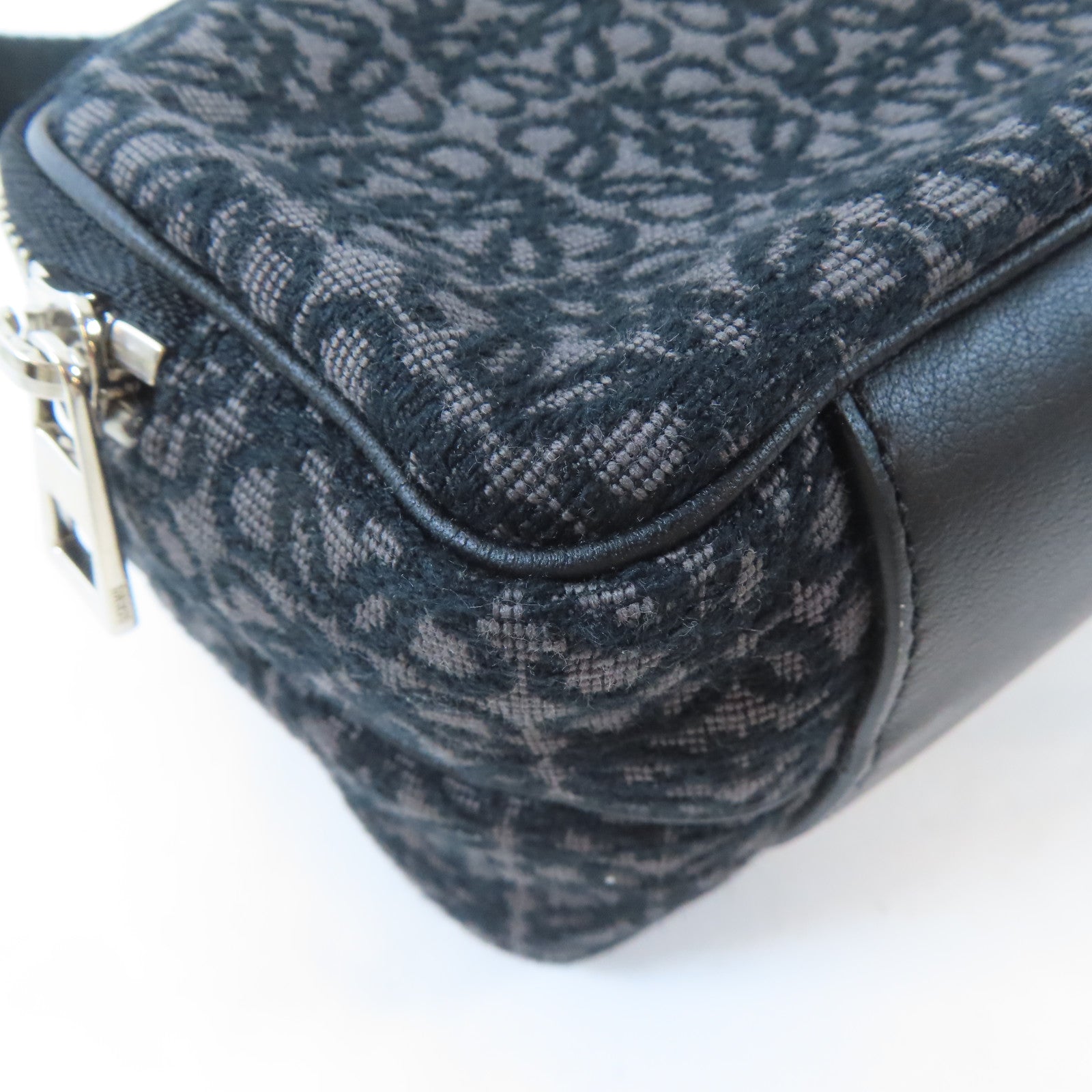 LOEWE 帆布Mini Anagram Camera銀扣肩背袋黑色