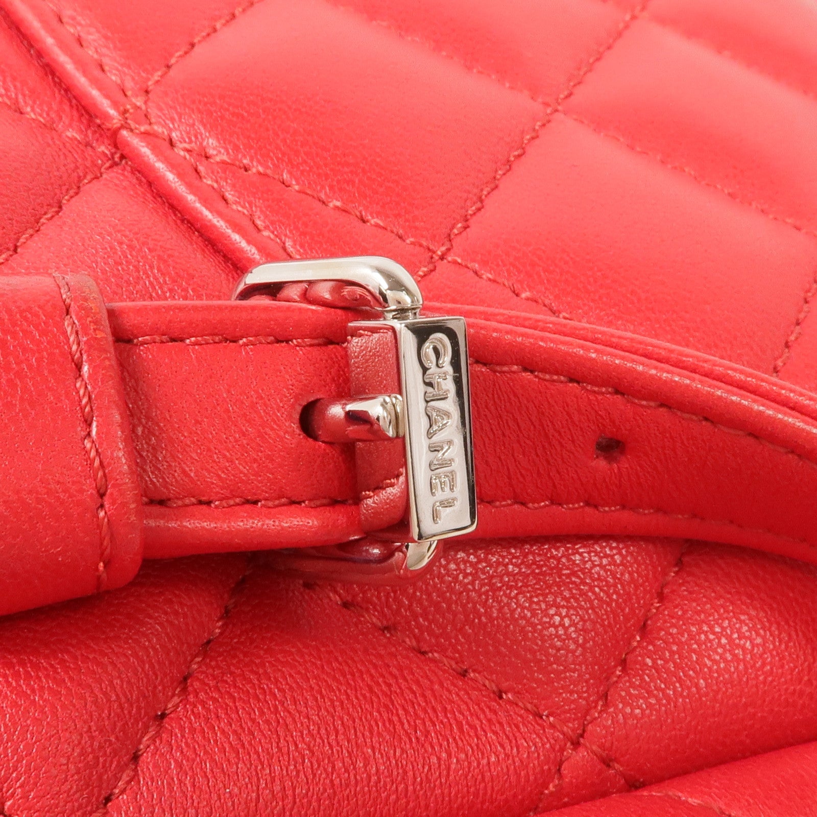 CHANEL 羊皮皮革Urban Spirit銀扣背包