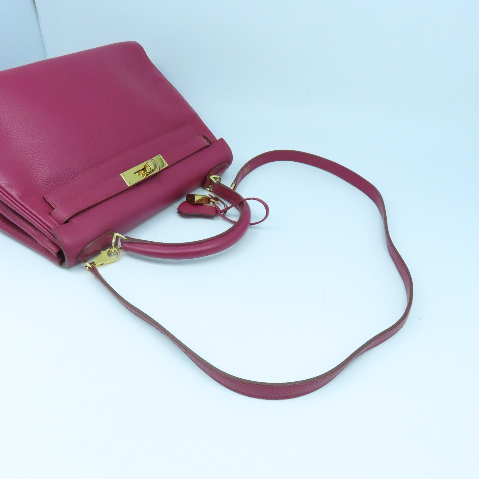 HERMES Clemence皮革Kelly 28金扣手挽袋Rubis红色