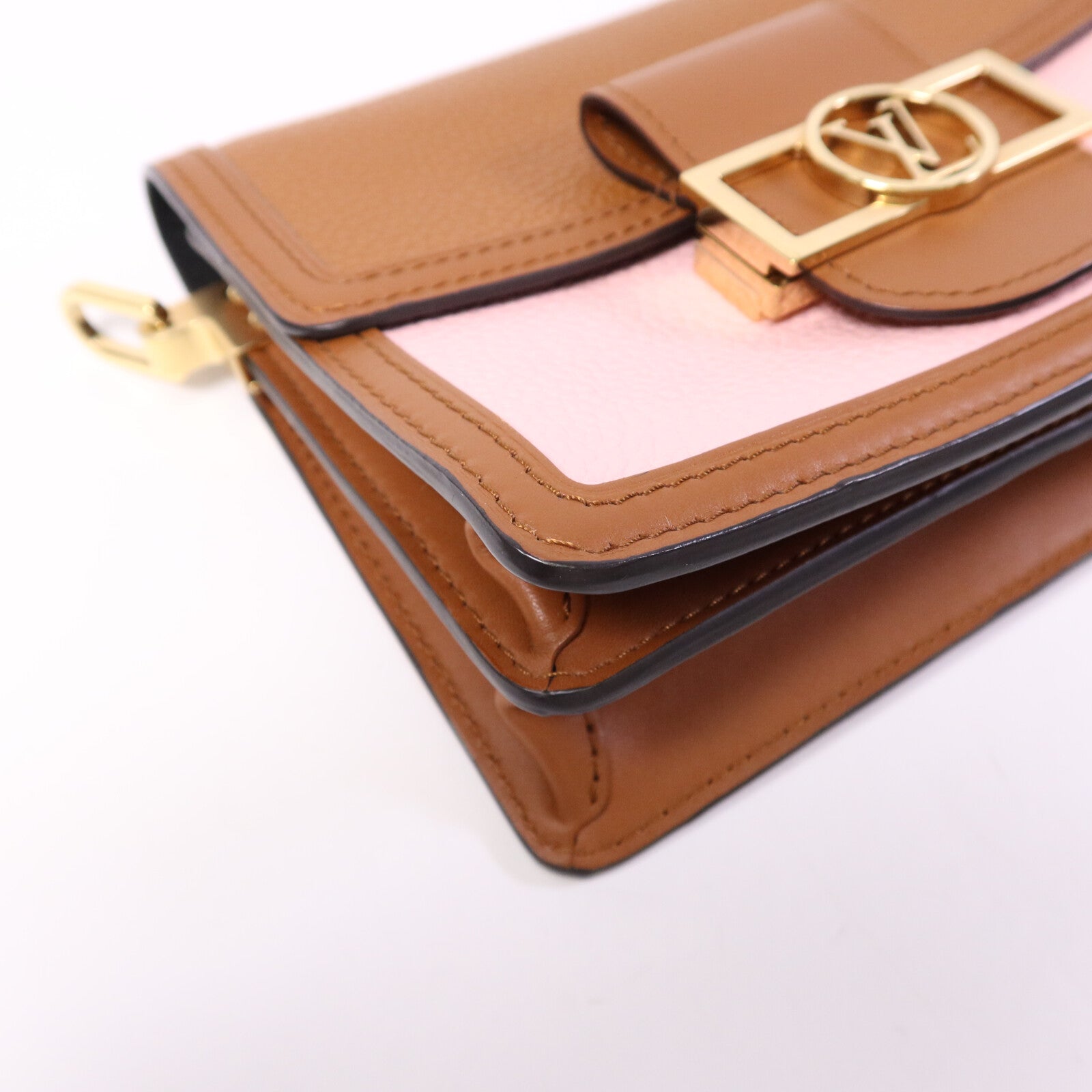 LOUIS VUITTON Taurillon Clemence Mini Dauphine金扣肩背袋