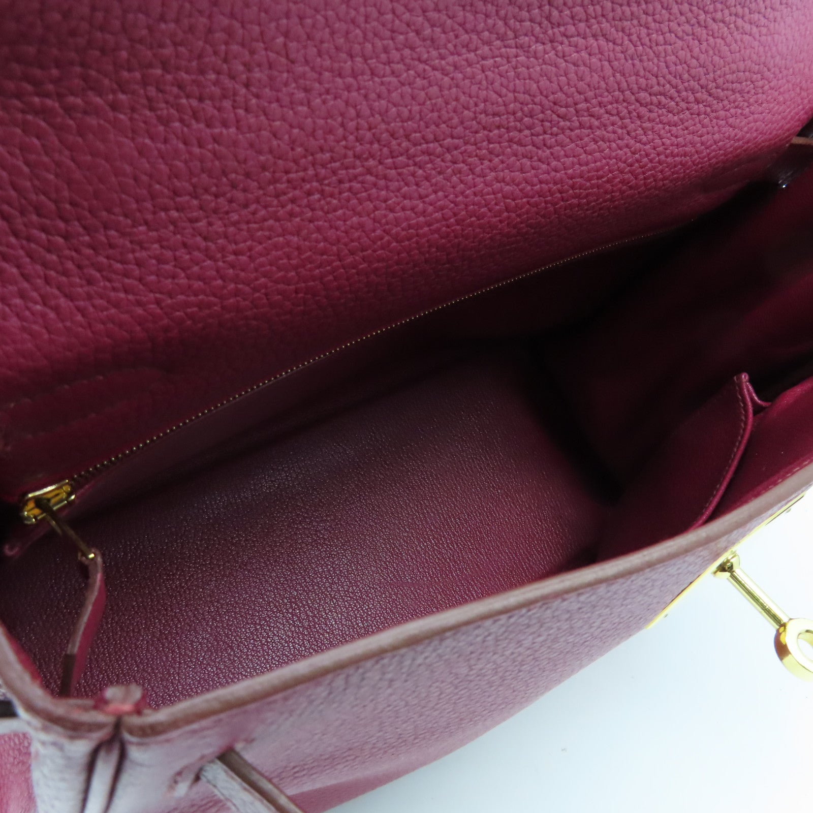 HERMES Clemence皮革Kelly 28金扣手挽袋Rubis红色