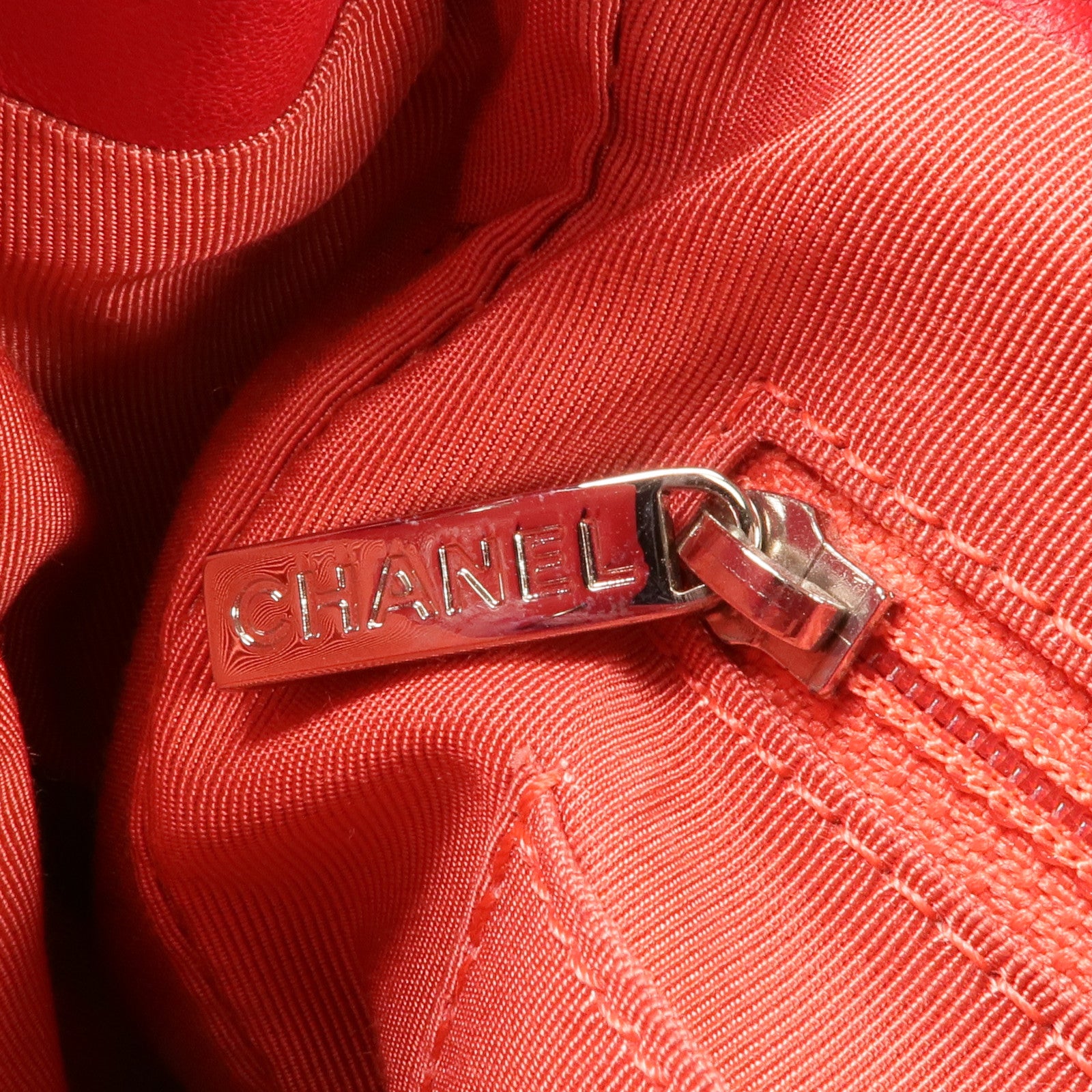 CHANEL 羊皮皮革Urban Spirit銀扣背包