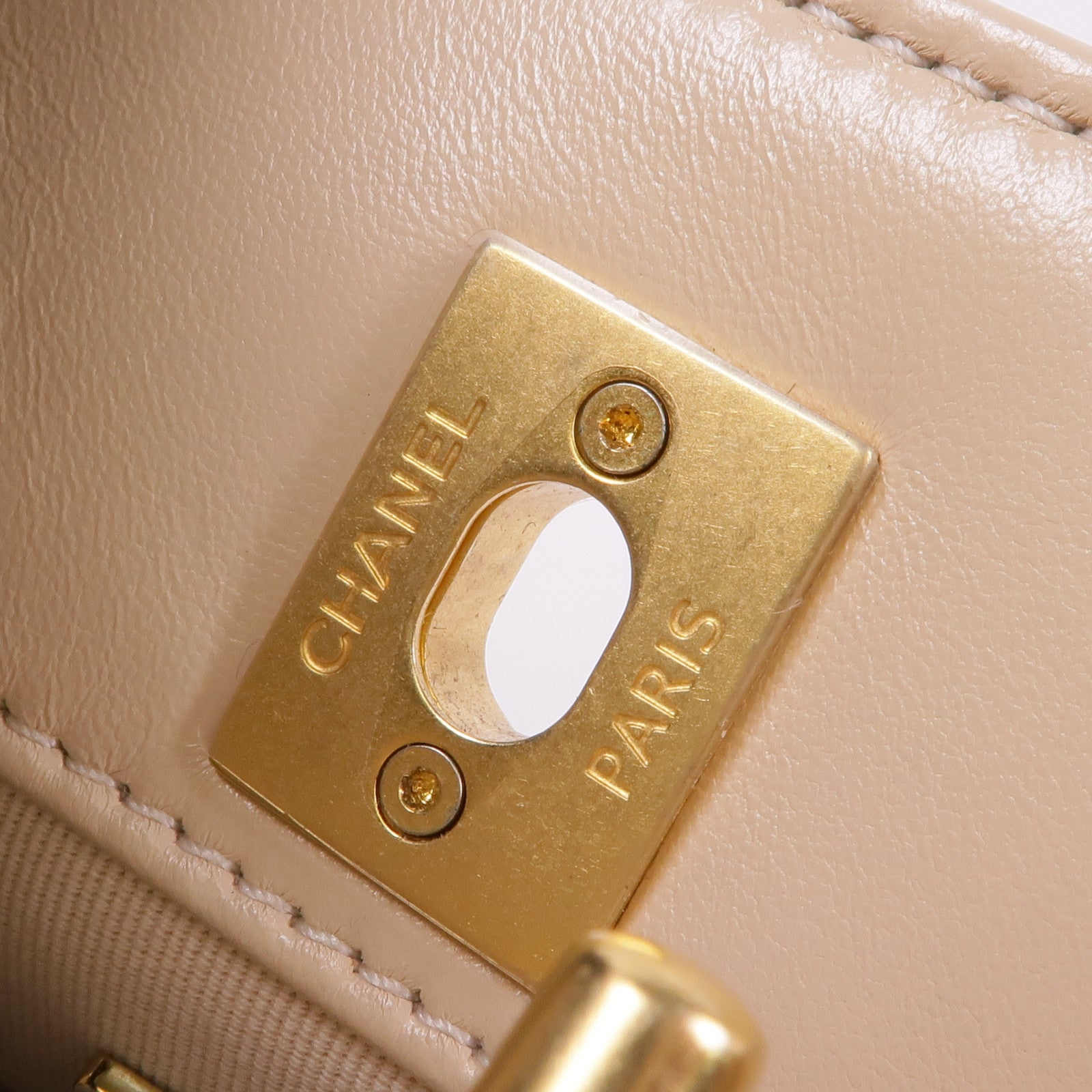 CHANEL 牛皮皮革Chain Shoulder金扣鏈帶肩背袋