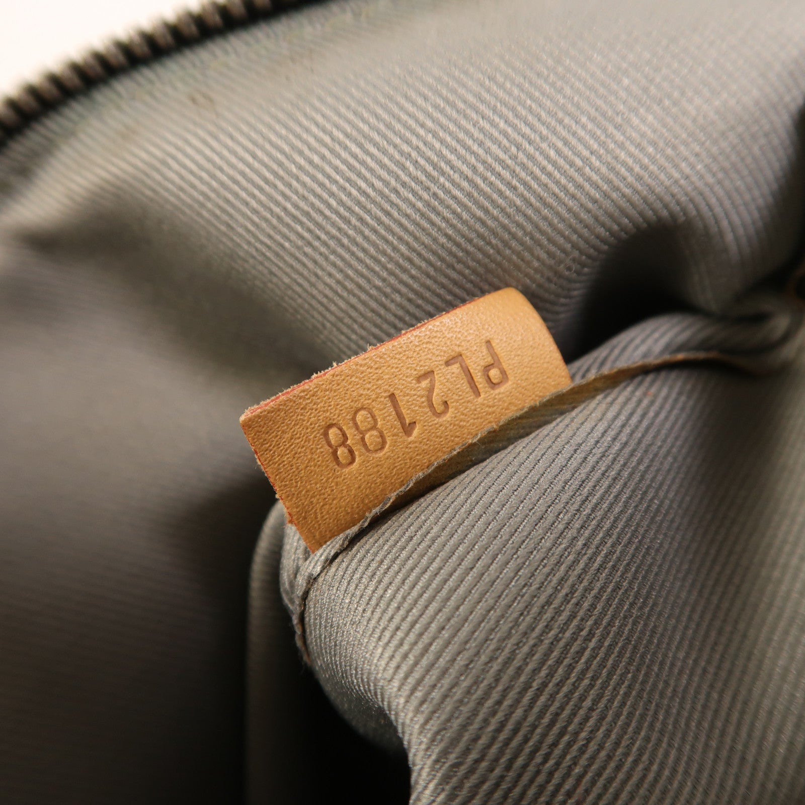 LOUIS VUITTON 【激減優惠】Monogram Titanium Pochette Cosmos金扣手拿包