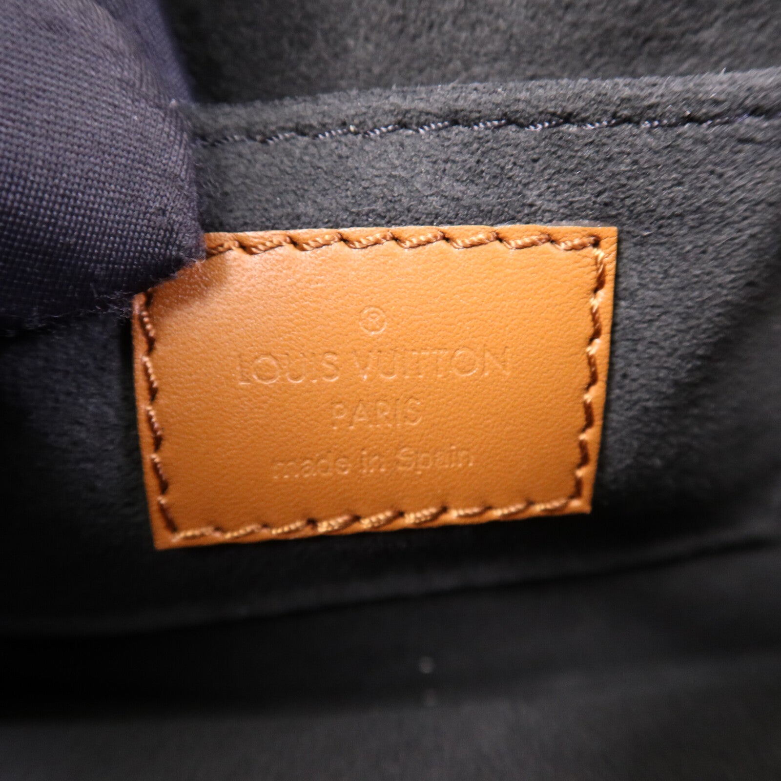 LOUIS VUITTON Taurillon Clemence Mini Dauphine金扣肩背袋