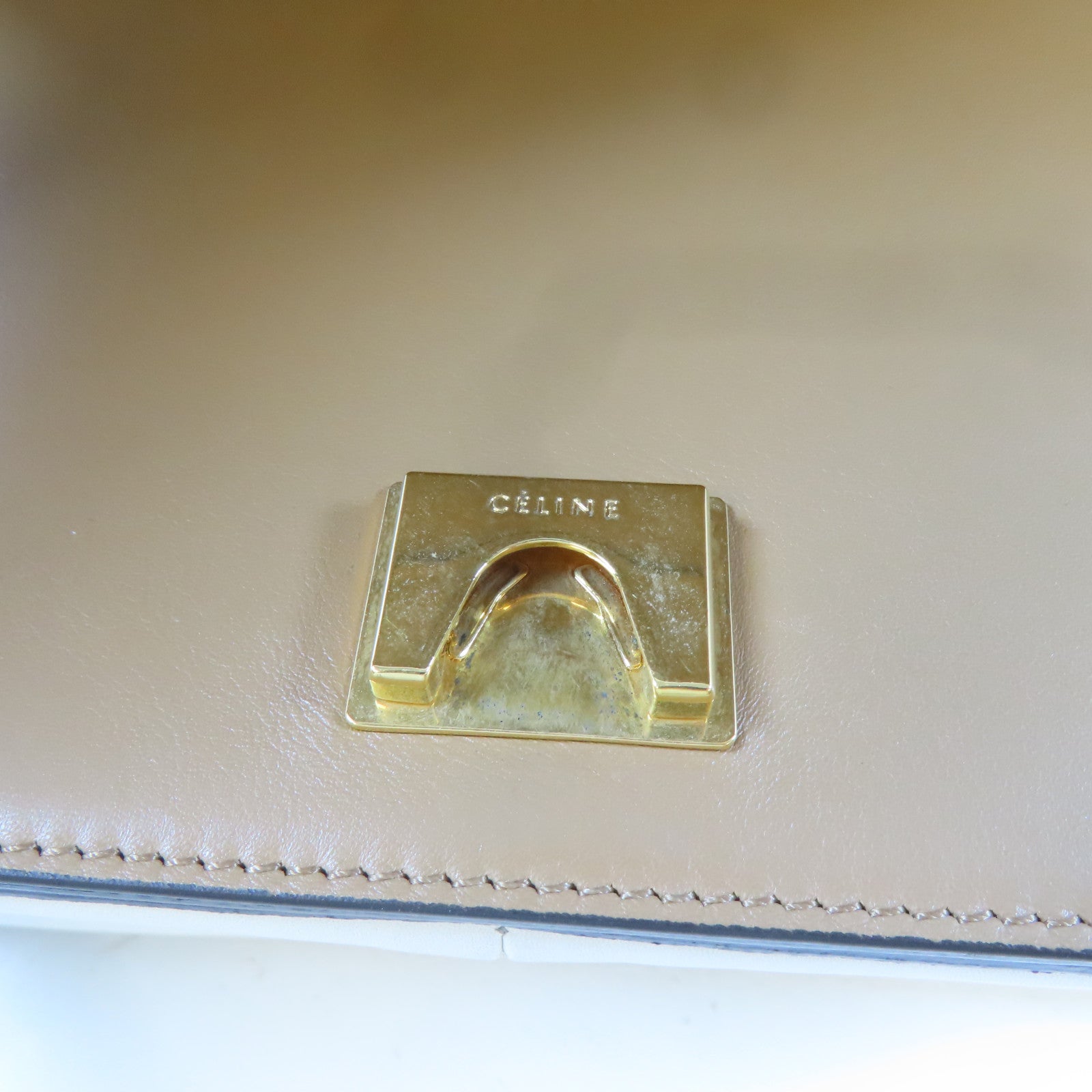 CELINE 牛皮皮革Frame Shoulder Bag金扣肩背袋棕色/白色