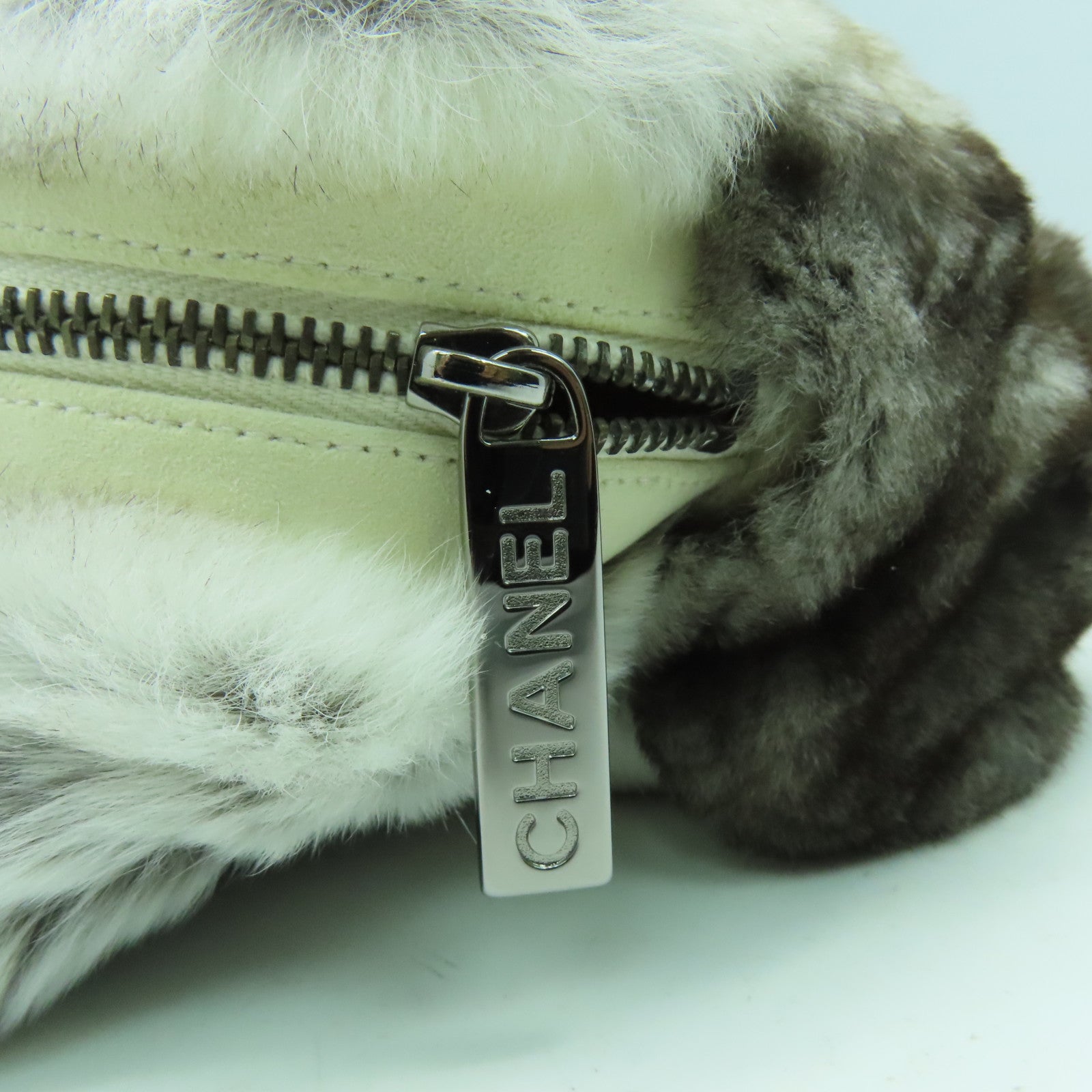 CHANEL 【激減優惠】Fur Chain Shoulder Bag銀扣鏈帶肩背袋啡色/白色