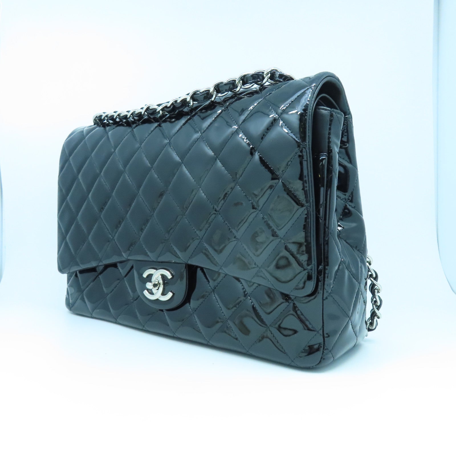CHANEL 【激減優惠】菱格漆皮皮革Maxi Classic銀扣鏈帶肩背袋黑色