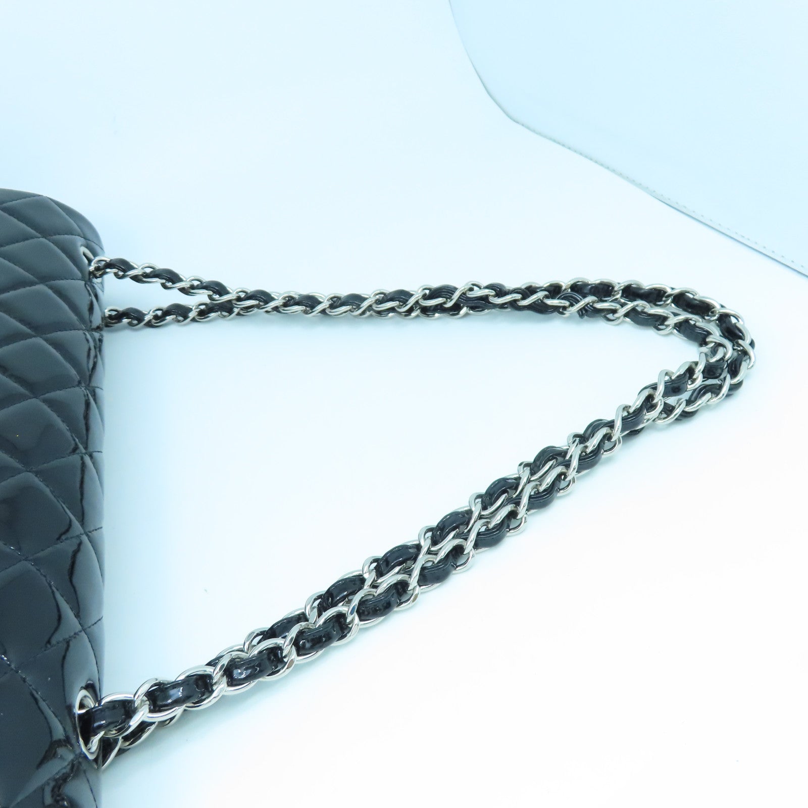 CHANEL 【激減優惠】菱格漆皮皮革Maxi Classic銀扣鏈帶肩背袋黑色