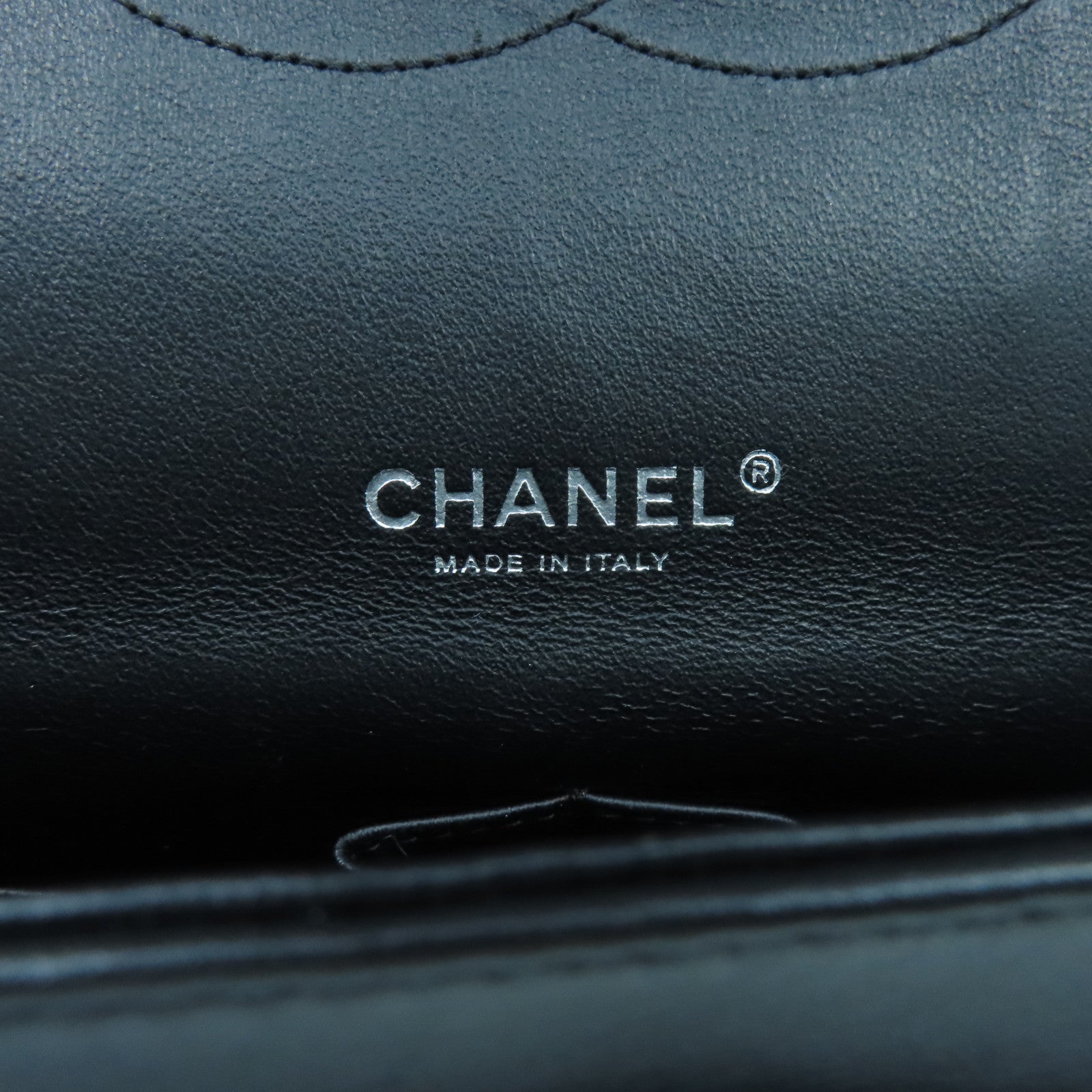 CHANEL 【激減優惠】菱格漆皮皮革Maxi Classic銀扣鏈帶肩背袋黑色