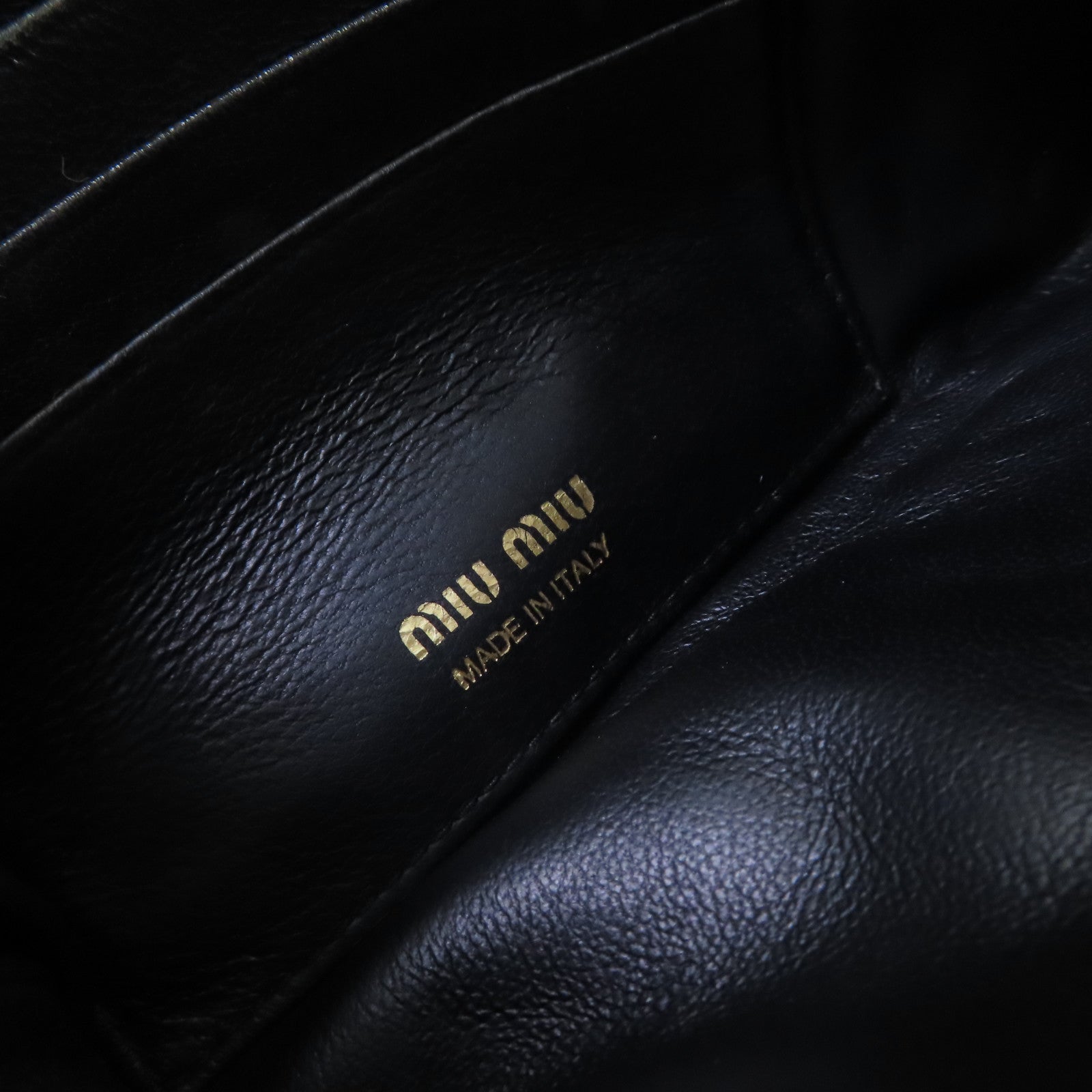 Miu Miu 羊皮皮革Pouch金扣手拿包黑色