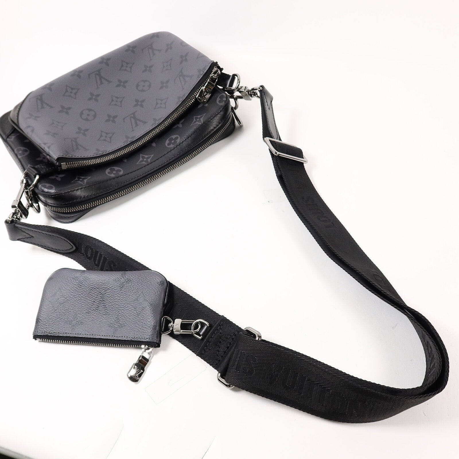 LOUIS VUITTON Monogram Eclipse Reverse Trio Messenger肩背袋灰色
