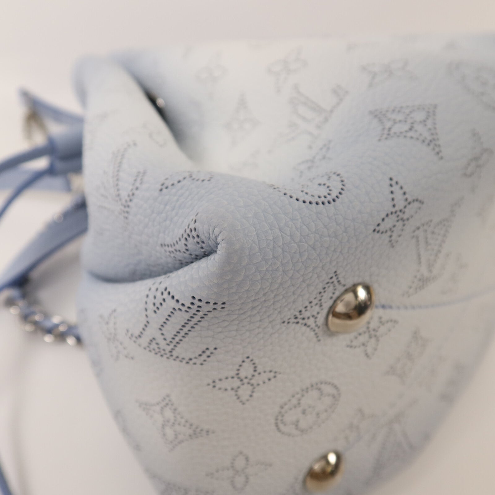 LOUIS VUITTON Mahina Bella銀扣鏈帶肩背袋