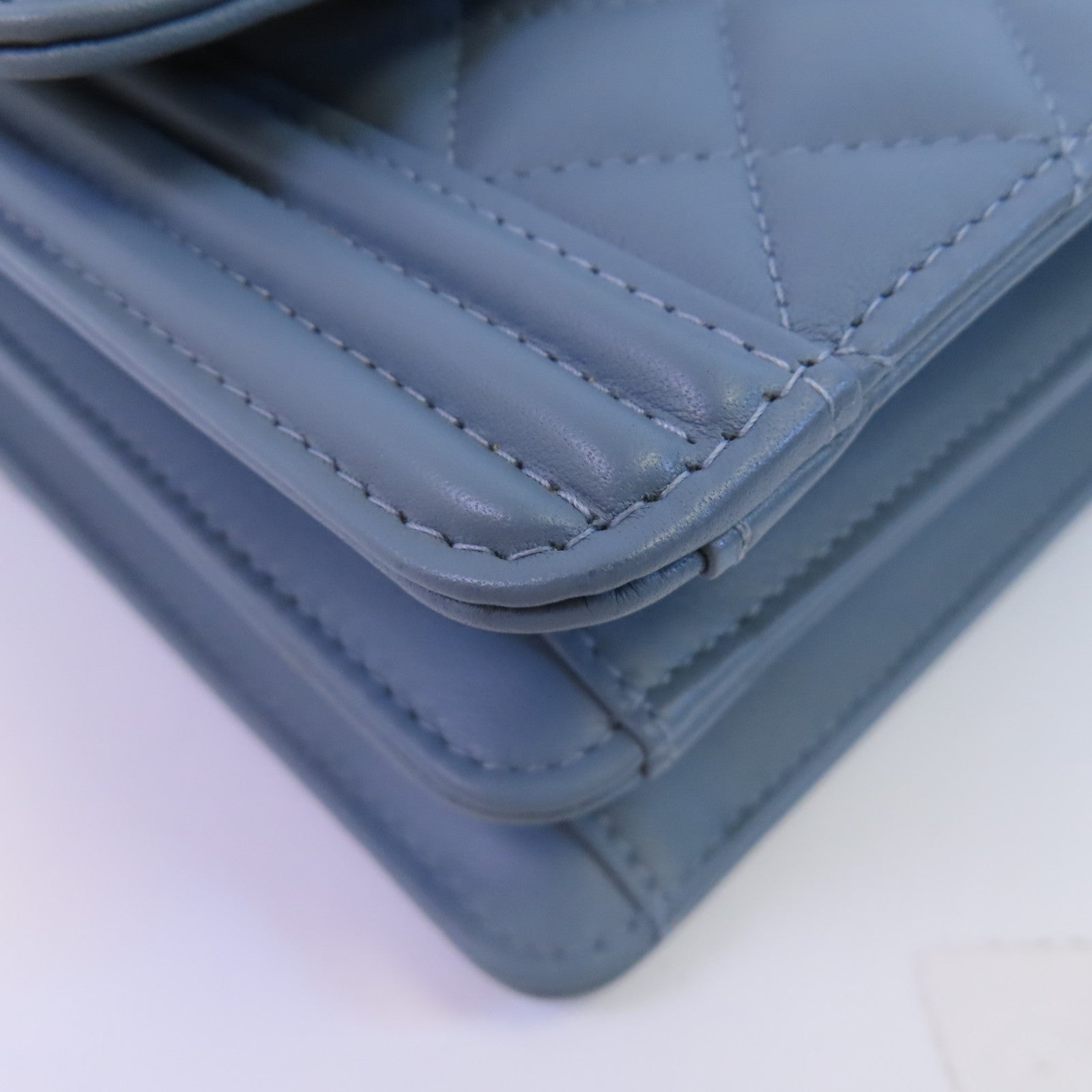 CHANEL 牛皮皮革Boy North South金扣鏈帶肩背袋