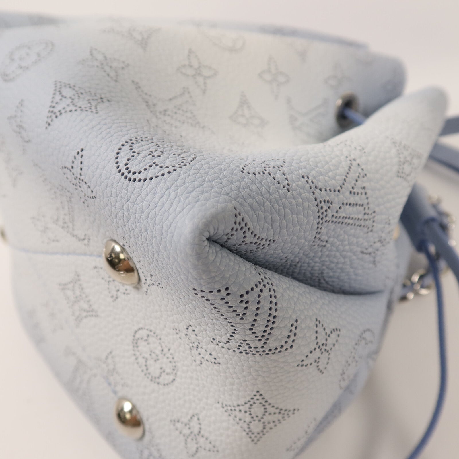 LOUIS VUITTON Mahina Bella銀扣鏈帶肩背袋
