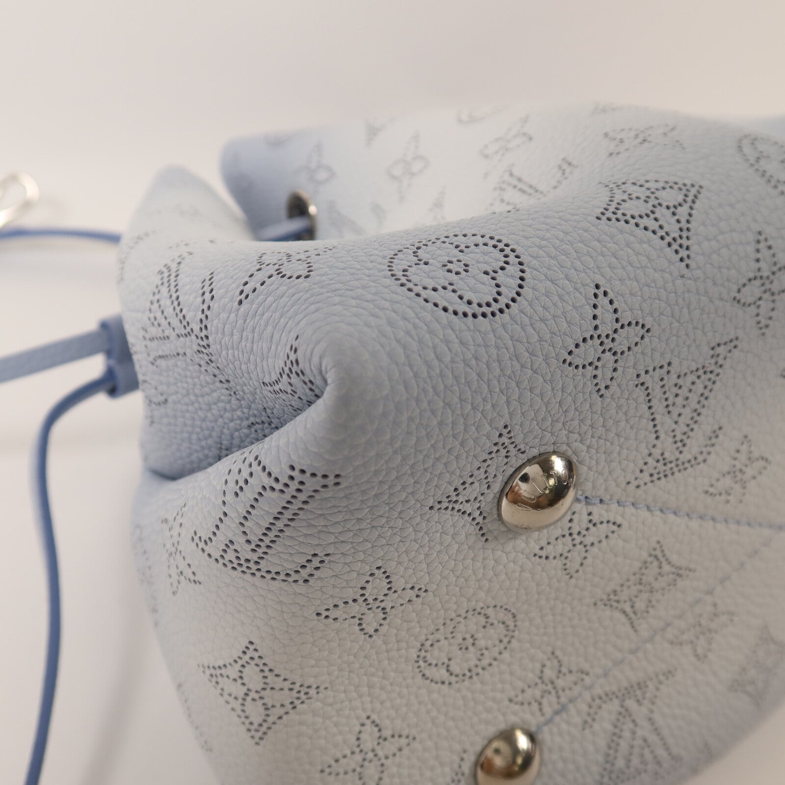 LOUIS VUITTON Mahina Bella銀扣鏈帶肩背袋