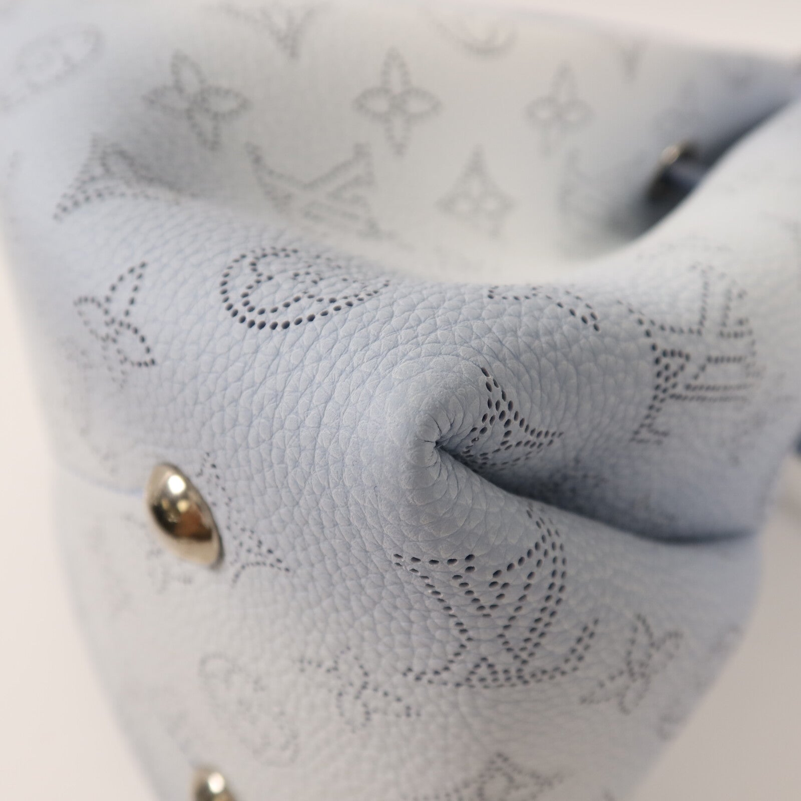 LOUIS VUITTON Mahina Bella銀扣鏈帶肩背袋