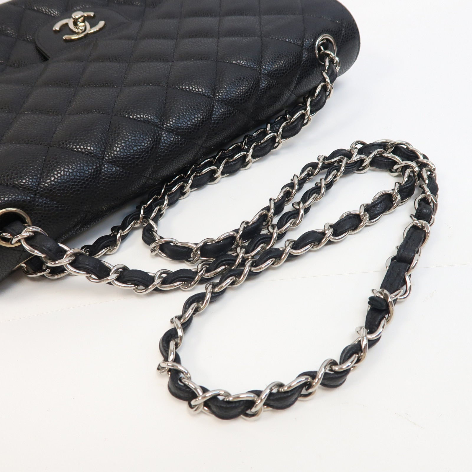 CHANEL 菱格Caviar皮革Jumbo銀扣鏈帶肩背袋黑色