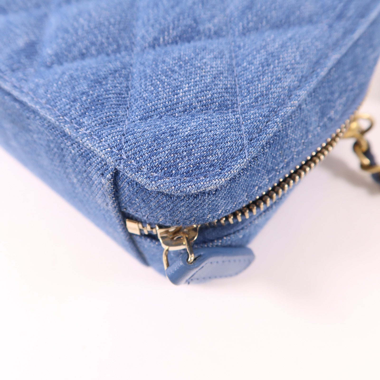 CHANEL 牛仔布Pearl Crush Denim Camera Bag金扣肩背袋