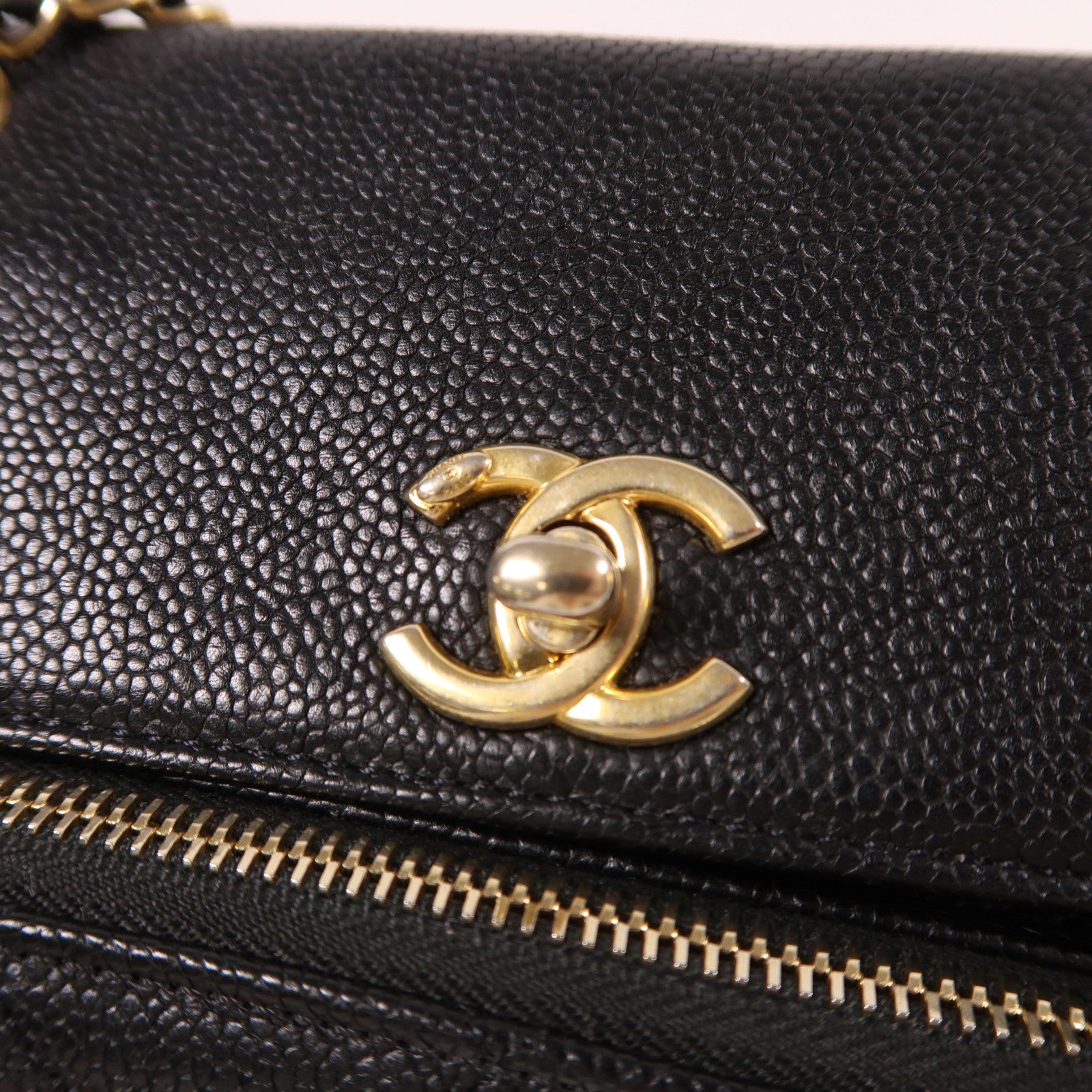 CHANEL 牛皮皮革Chain Shoulder金扣鏈帶肩背袋