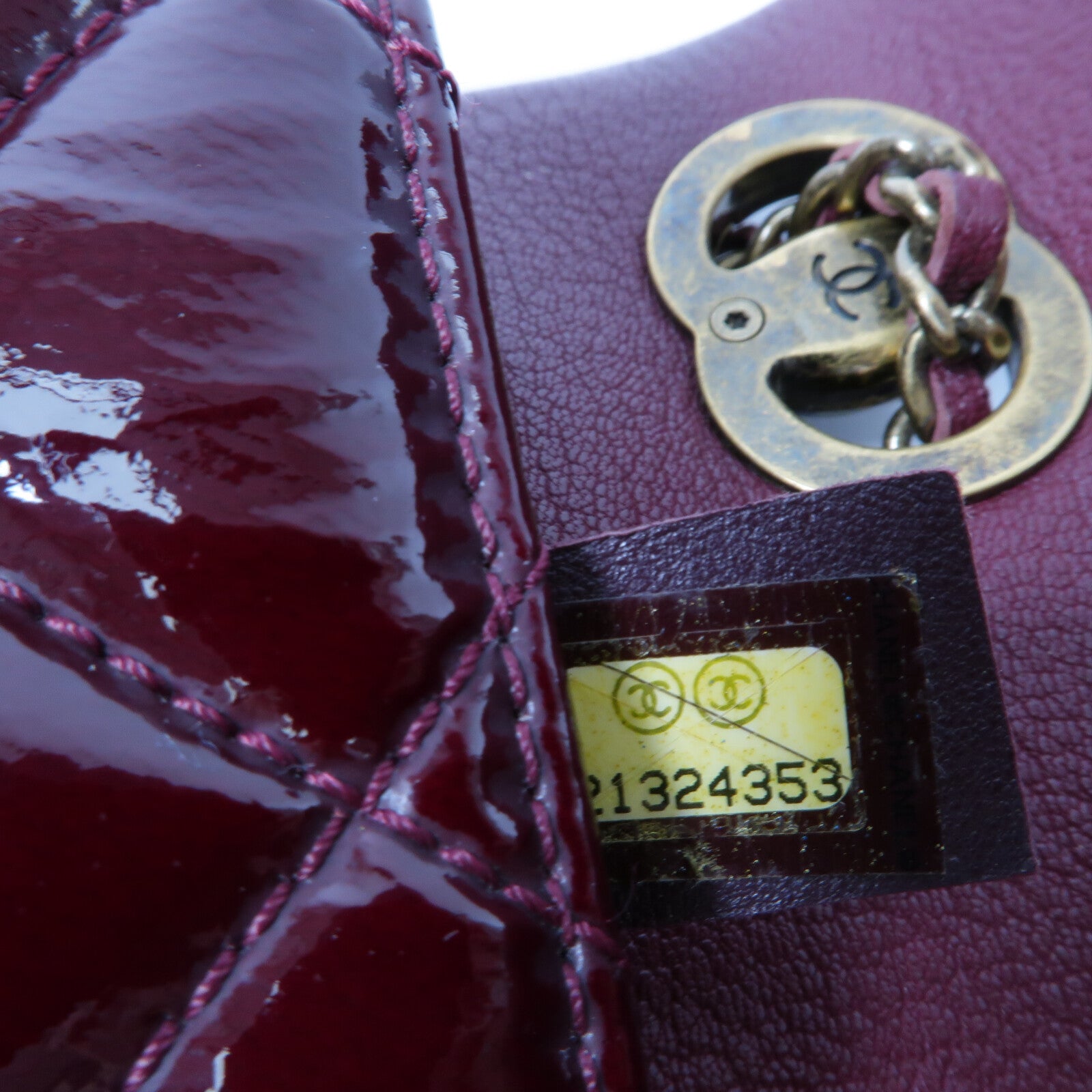 CHANEL 牛皮皮革/漆皮皮革CC Eyelet Flap Bag鏈帶肩背袋