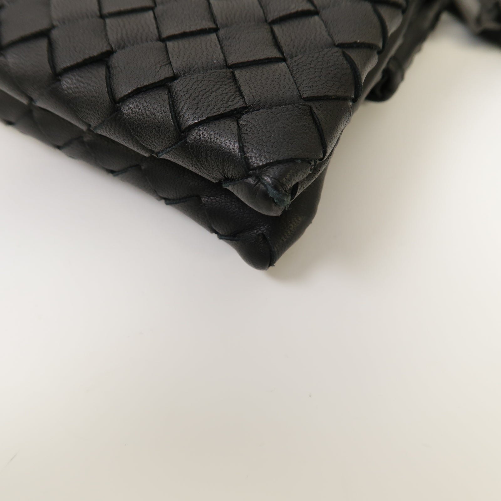 BOTTEGA VENETA 織紋羊皮皮革Pouch手拿包黑色
