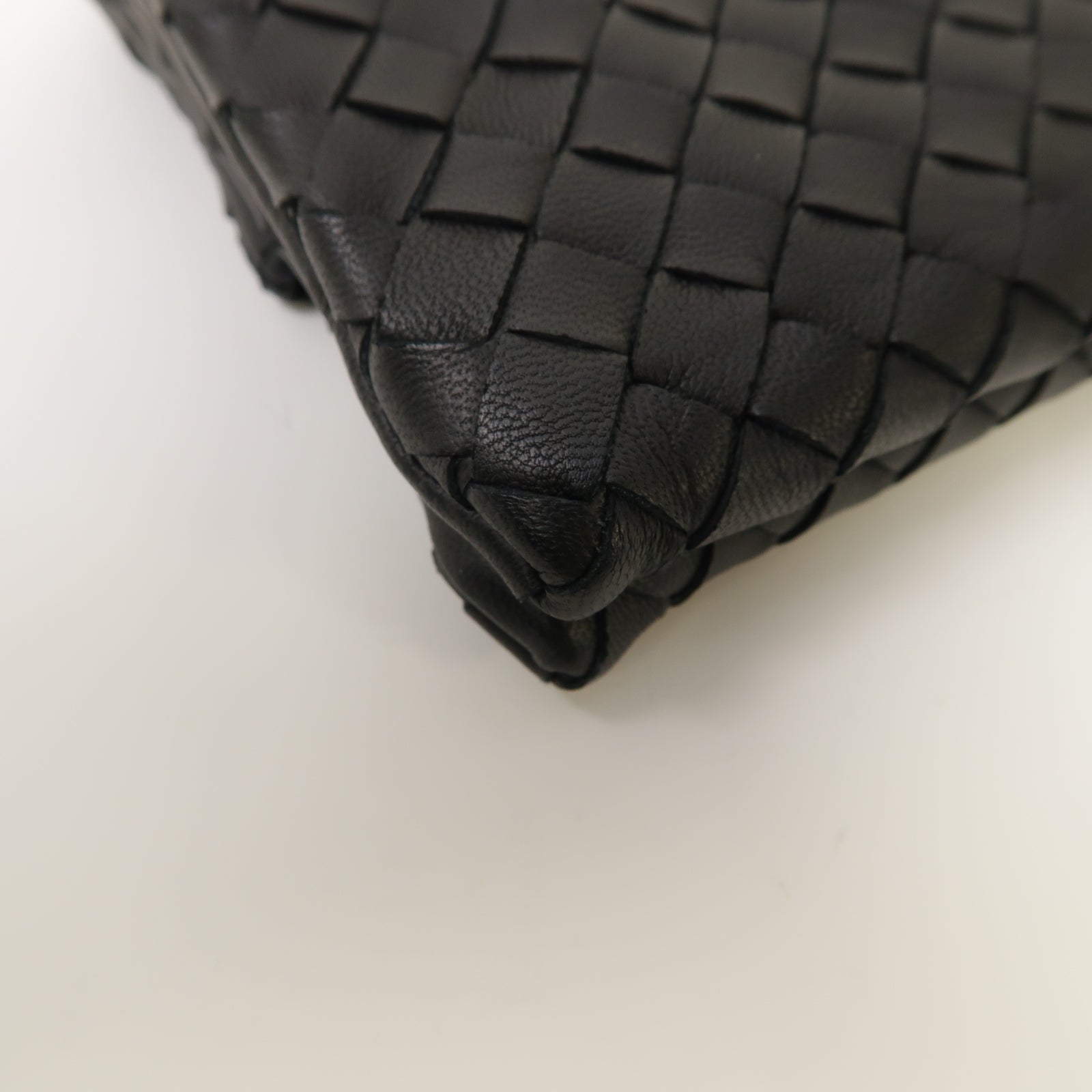 BOTTEGA VENETA 織紋羊皮皮革Pouch手拿包黑色