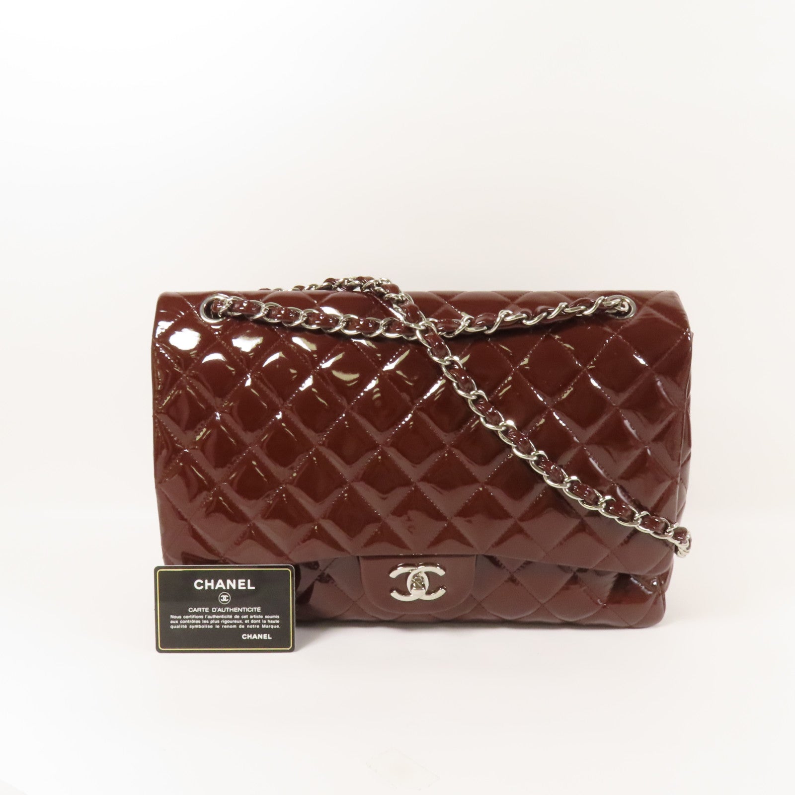 CHANEL 漆皮皮革Maxi Classic銀扣鏈帶肩背袋