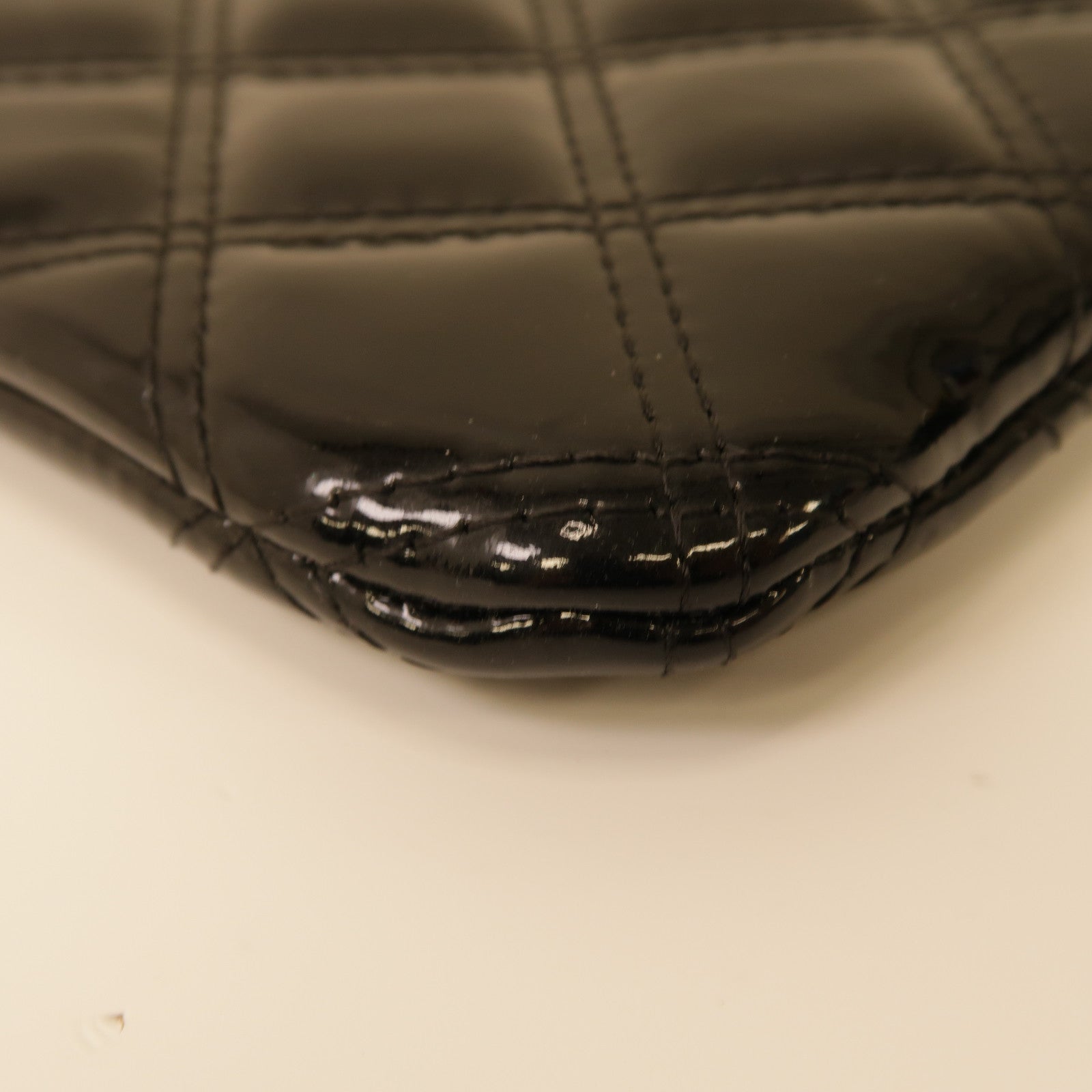 CHANEL 菱格漆皮皮革Pouch銀扣手拿包黑色