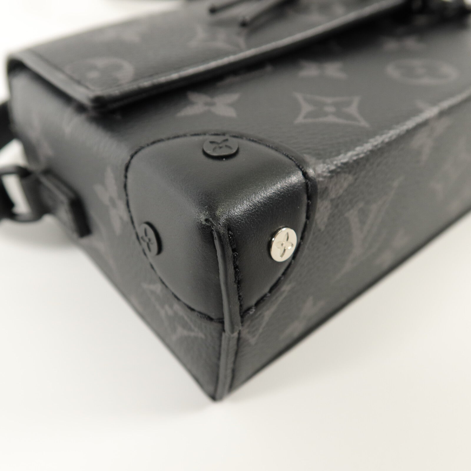 LOUIS VUITTON Monogram Eclipse Steamer Wearable Wallet肩背袋