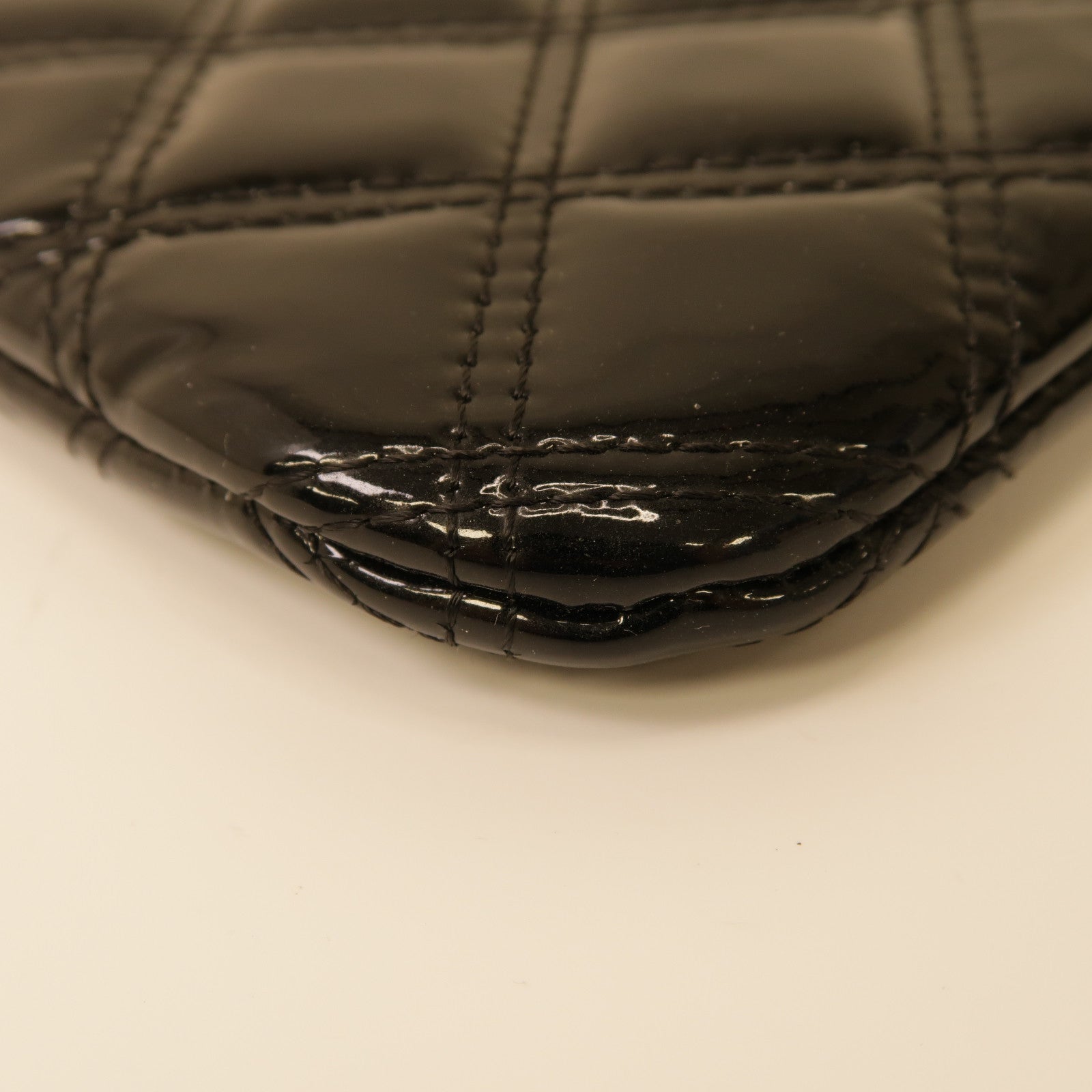 CHANEL 菱格漆皮皮革Pouch銀扣手拿包黑色