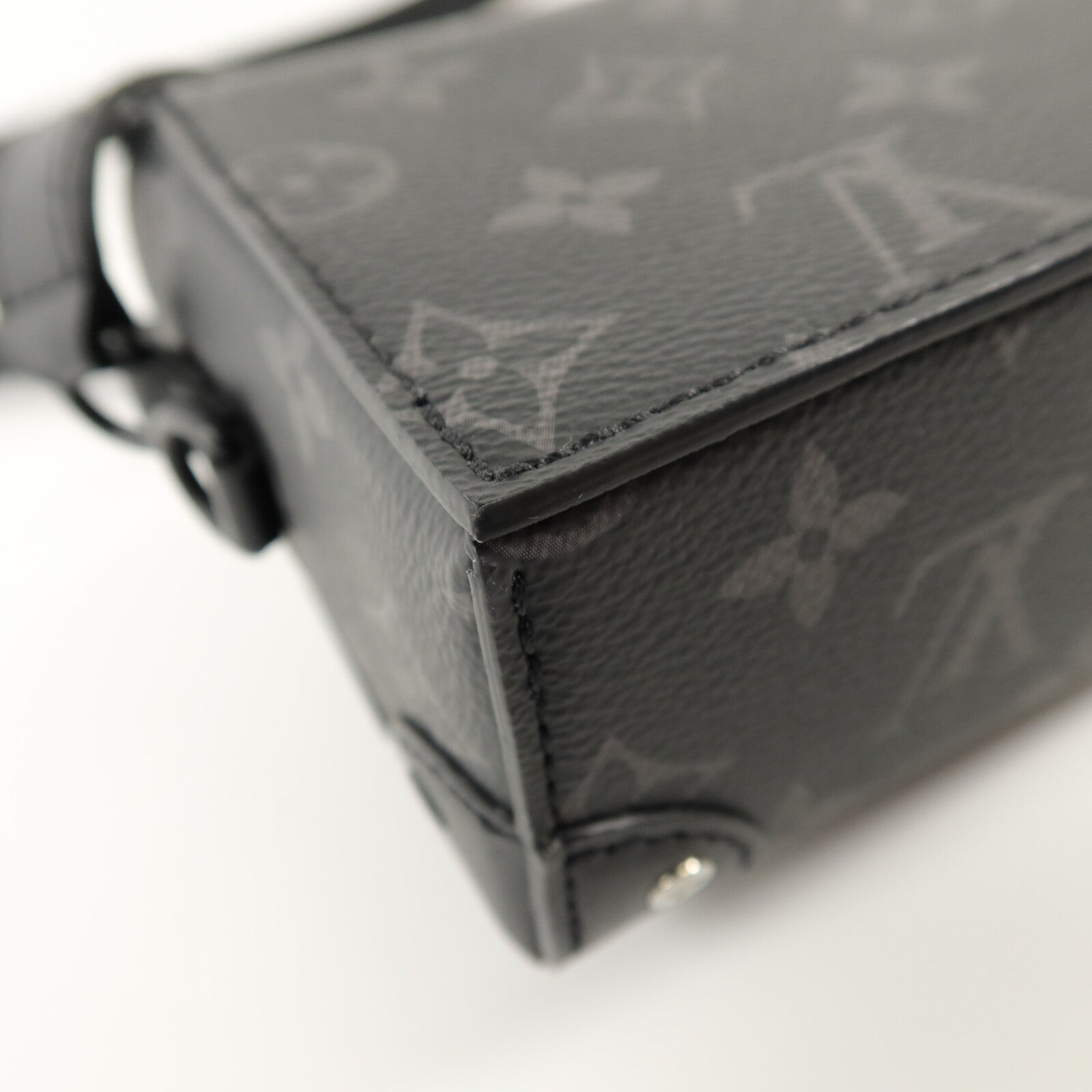 LOUIS VUITTON Monogram Eclipse Steamer Wearable Wallet肩背袋