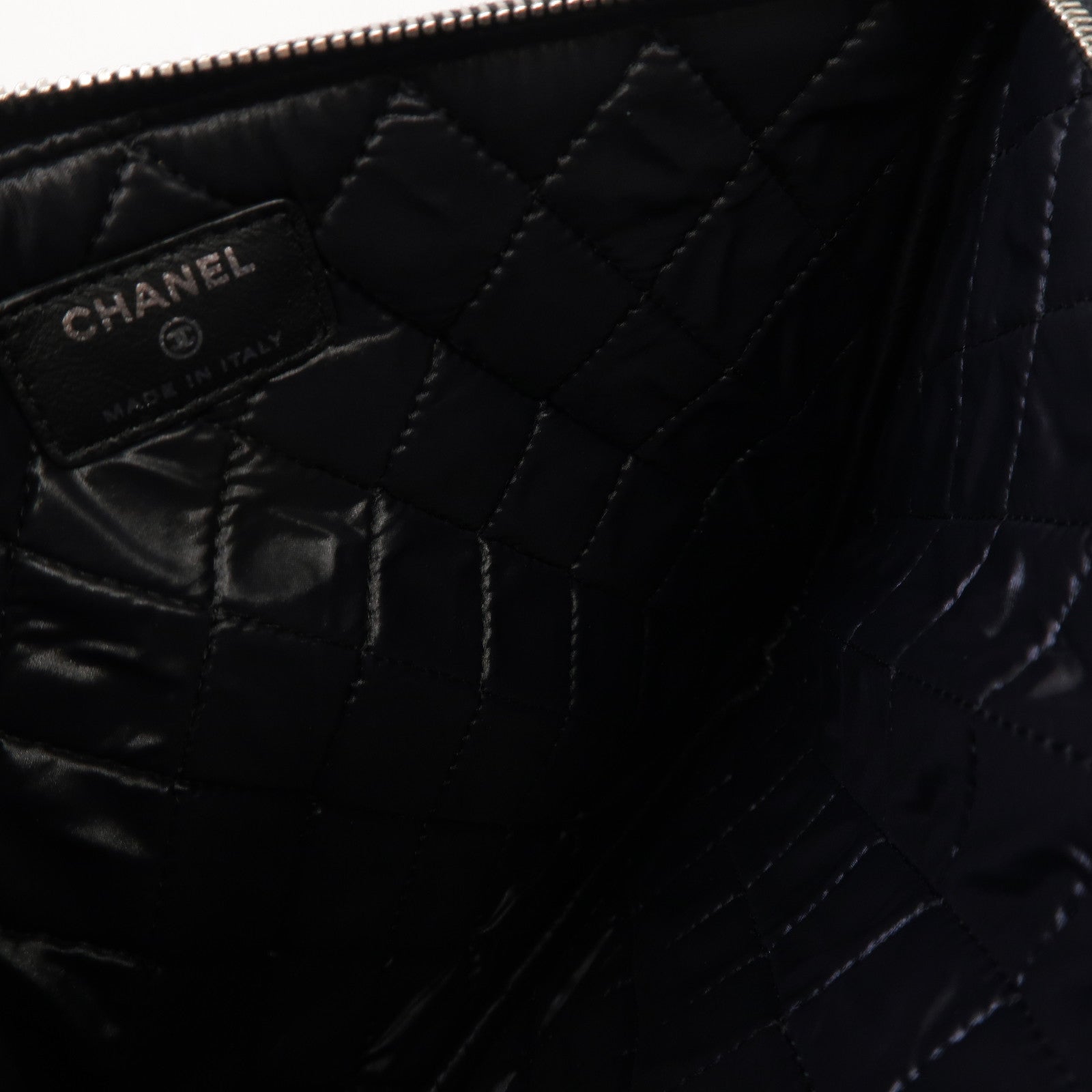 CHANEL 菱格漆皮皮革Pouch銀扣手拿包黑色