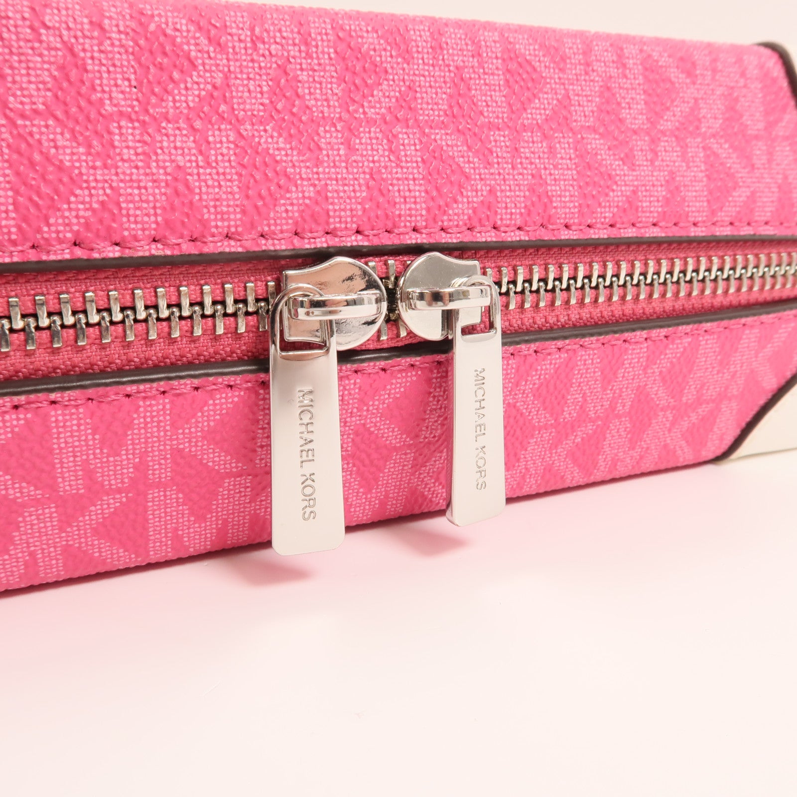 Michael Kors 塗層帆布Jeanie Small Embellished Signature銀扣肩背袋