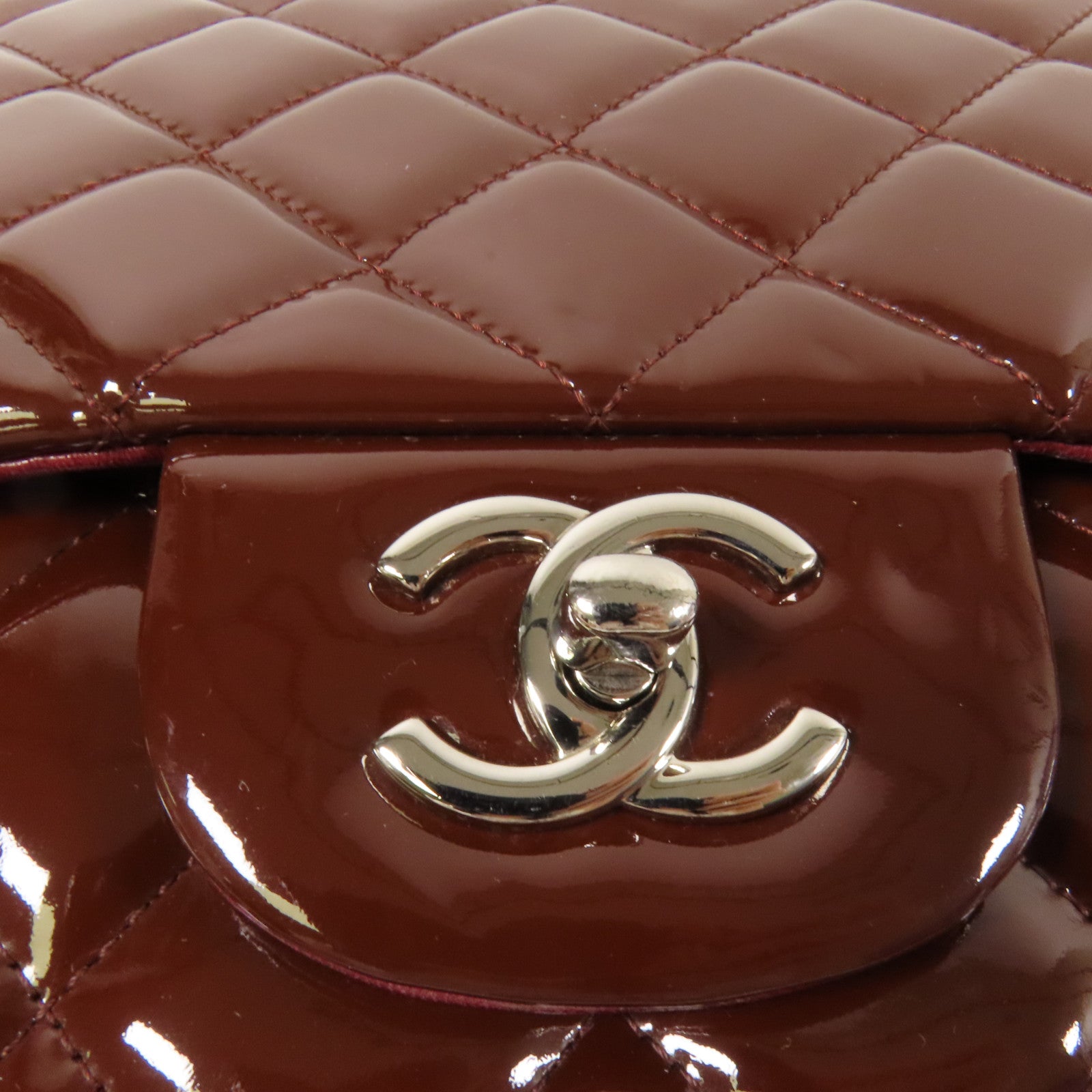 CHANEL 漆皮皮革Maxi Classic銀扣鏈帶肩背袋