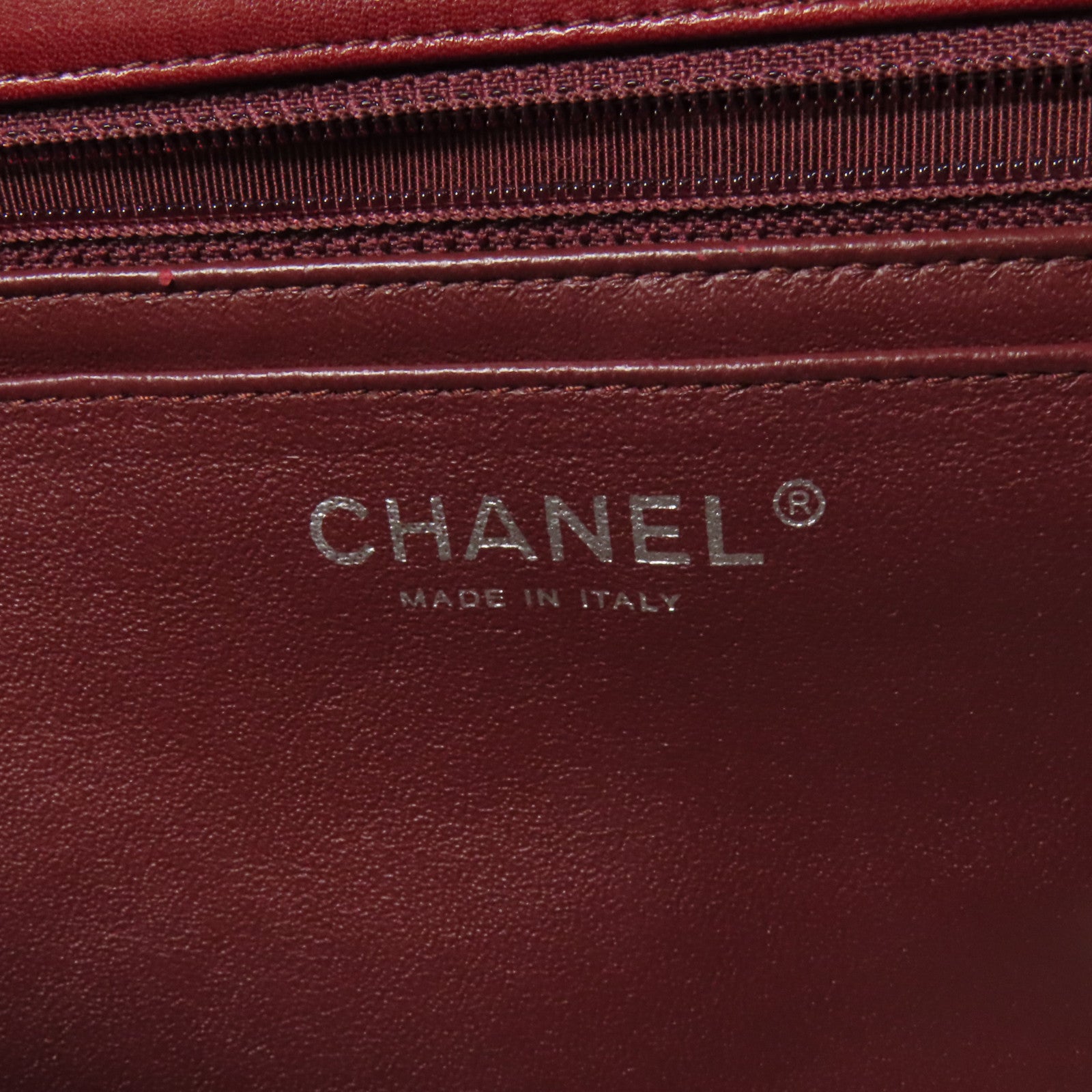 CHANEL 漆皮皮革Maxi Classic銀扣鏈帶肩背袋