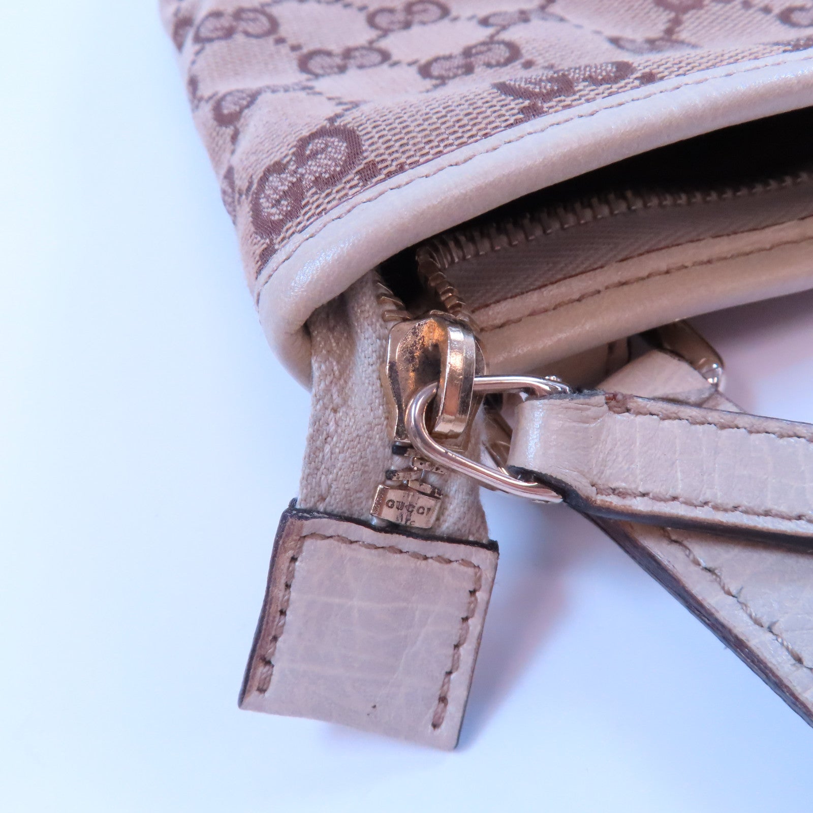 GUCCI 帆布Shoulder Bag金扣肩背袋米色