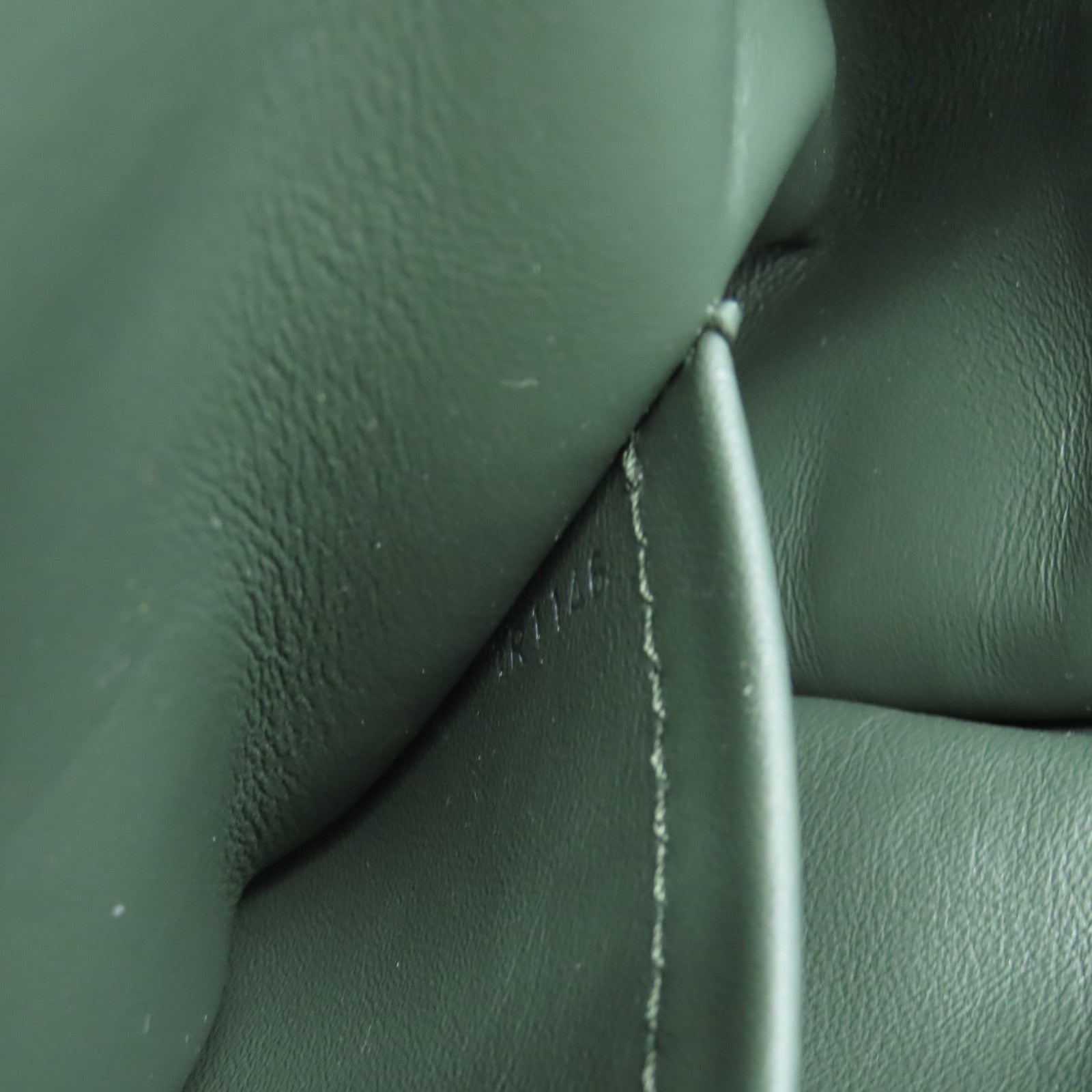 LOUIS VUITTON 牛皮皮革Capucines MM銀扣肩背袋粉紅色/卡其色/綠色
