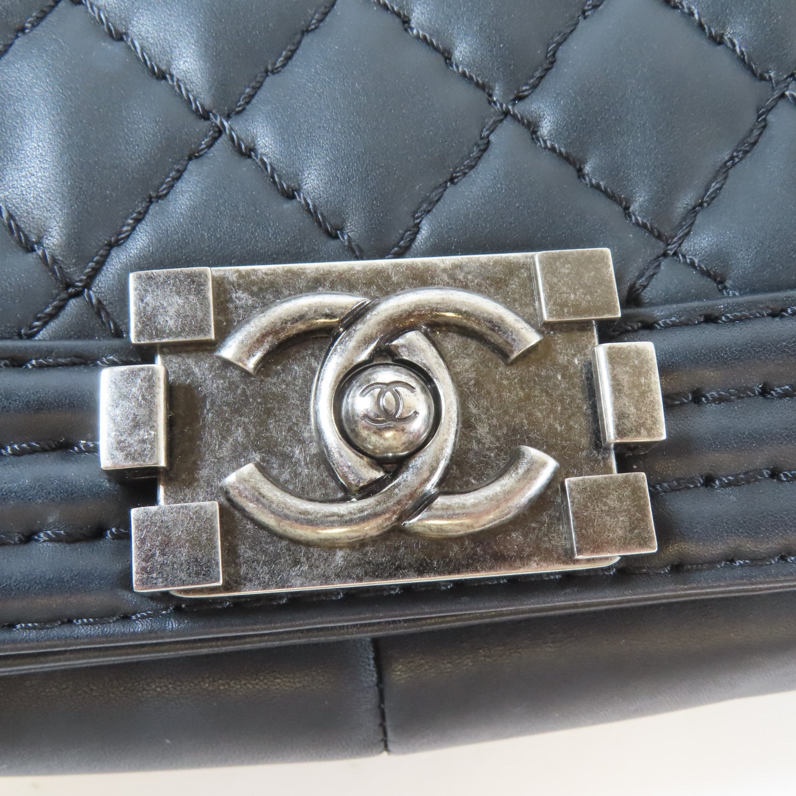 CHANEL 菱格牛皮皮革Le Boy 30cm黑扣鏈帶肩背袋黑色