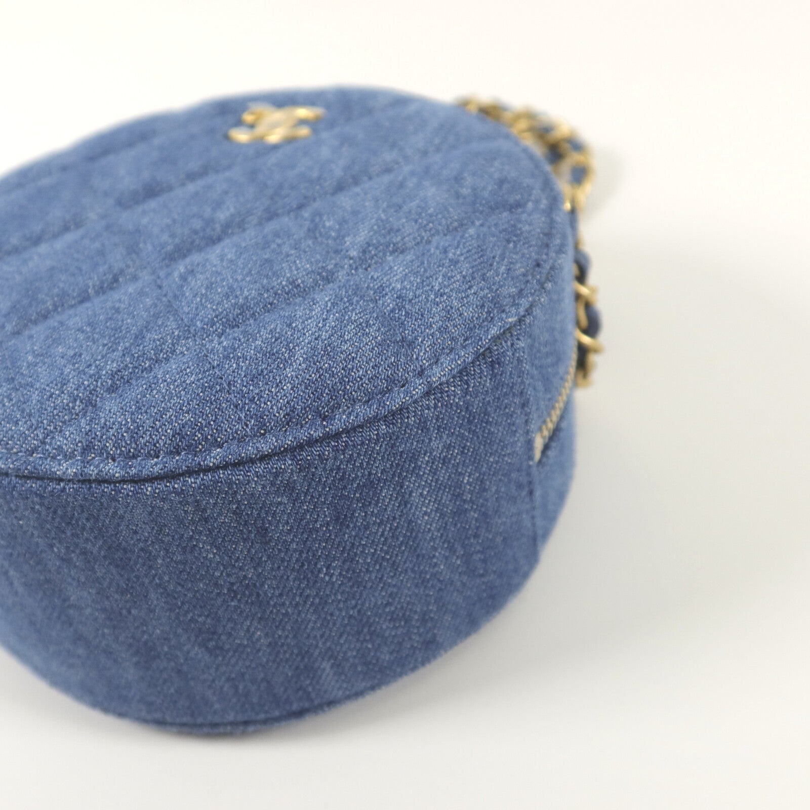 CHANEL 牛仔布Round Crush Gold Ball鏈帶肩背袋