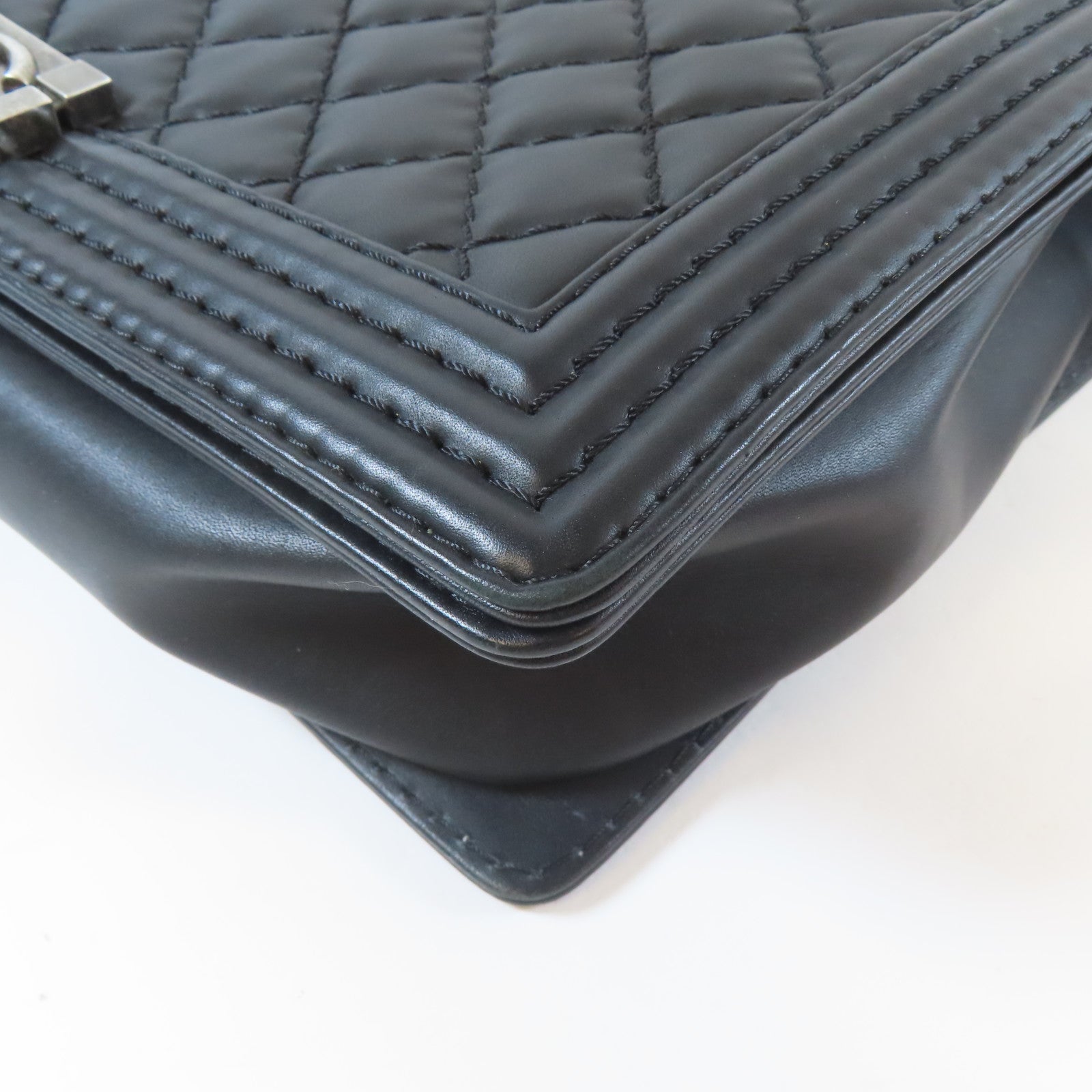 CHANEL 菱格牛皮皮革Le Boy 30cm黑扣鏈帶肩背袋黑色