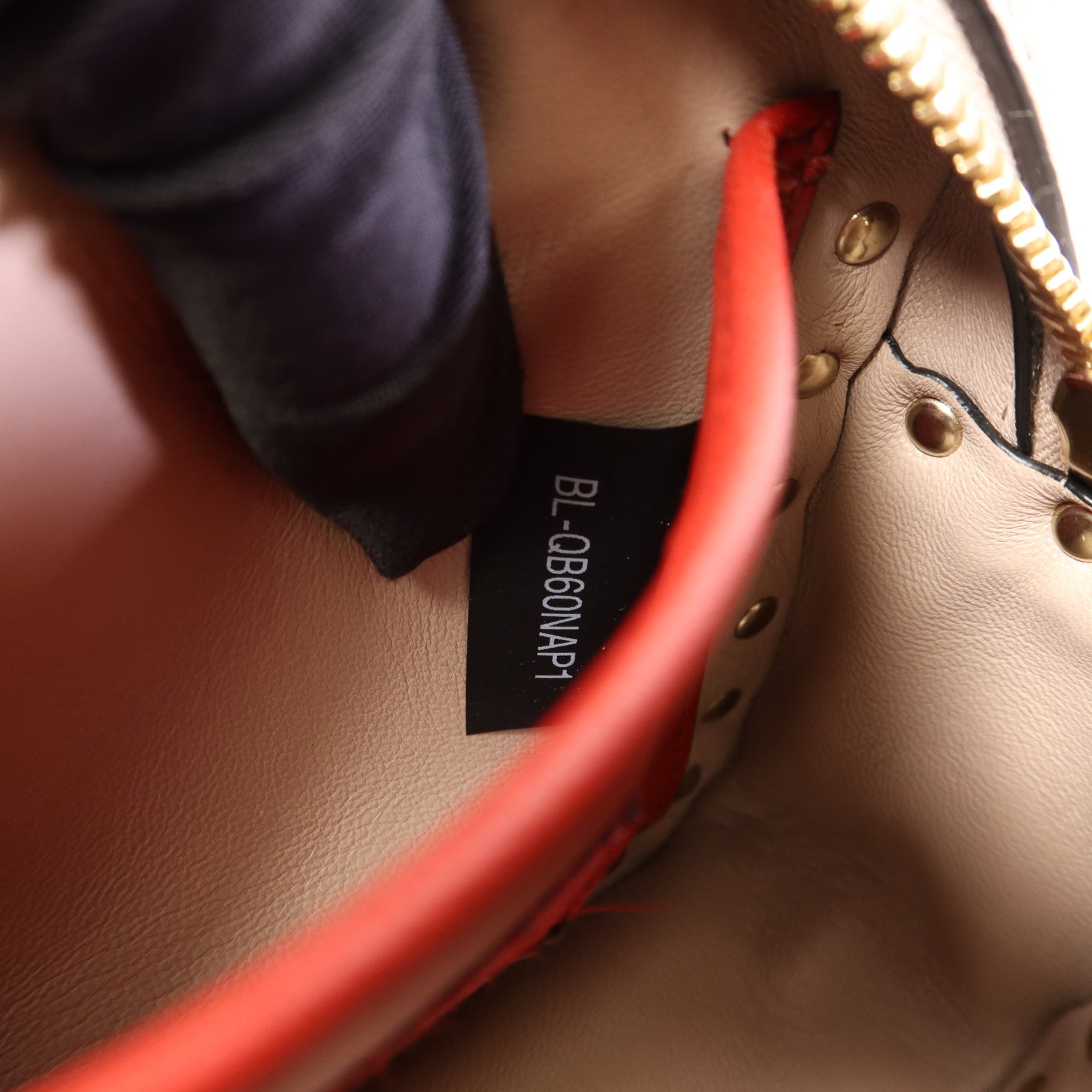 Valentino 牛皮皮革Shoulder Bag金扣肩背袋