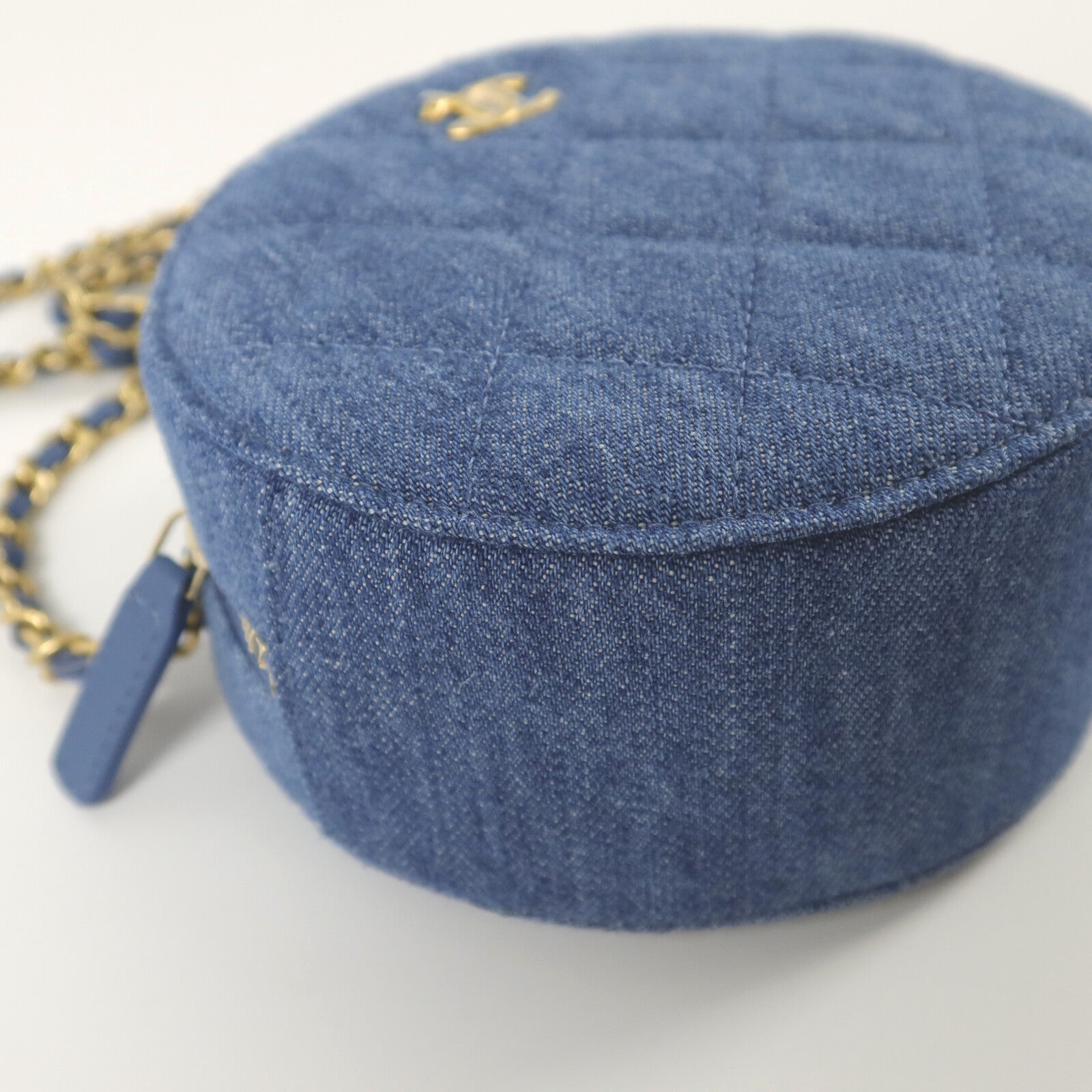 CHANEL 牛仔布Round Crush Gold Ball鏈帶肩背袋